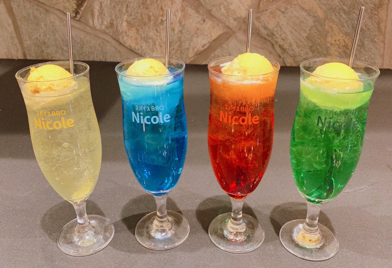 「ニコルのカラフルクリームソーダ」…各500円(税込)