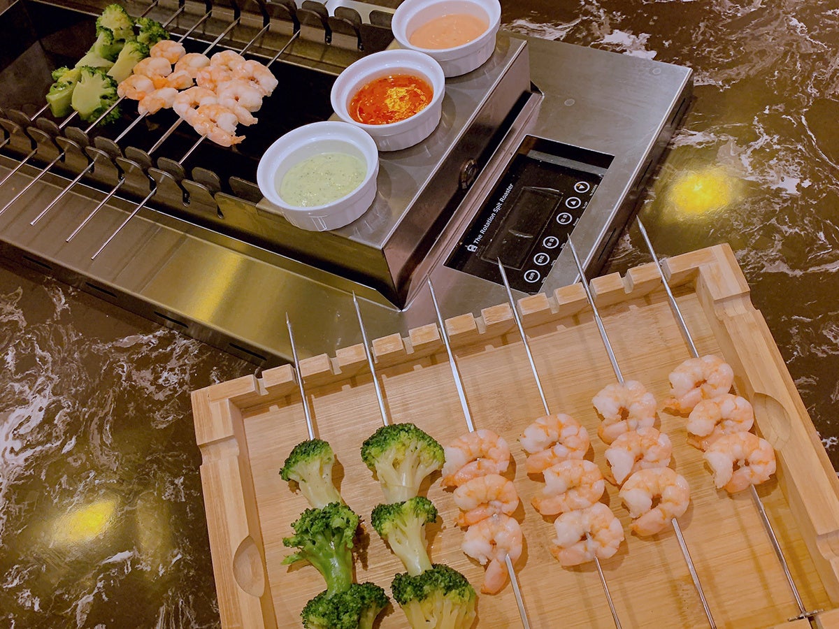 ３種のソース付 くるくる回る エビ食べ放題