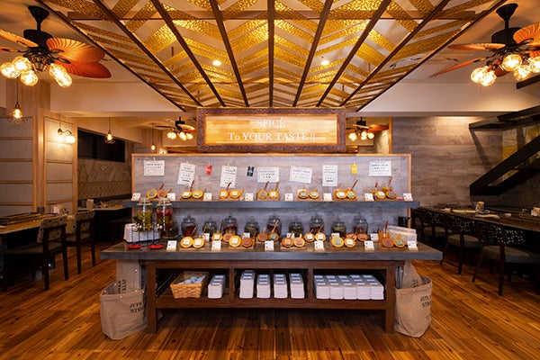 店内入口にはスパイスカウンターを設置
