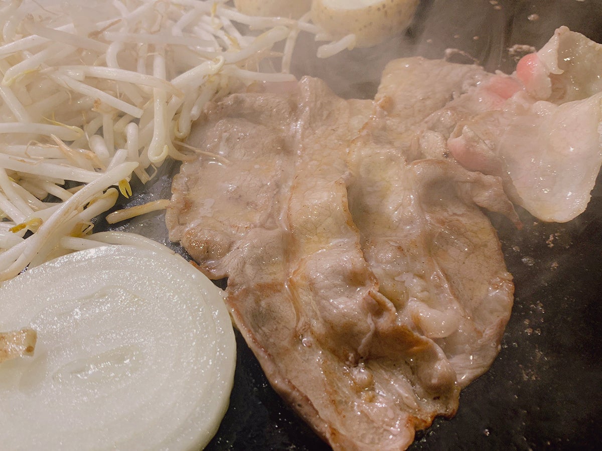 お席の鉄板で豪快に「牧場BBQ」