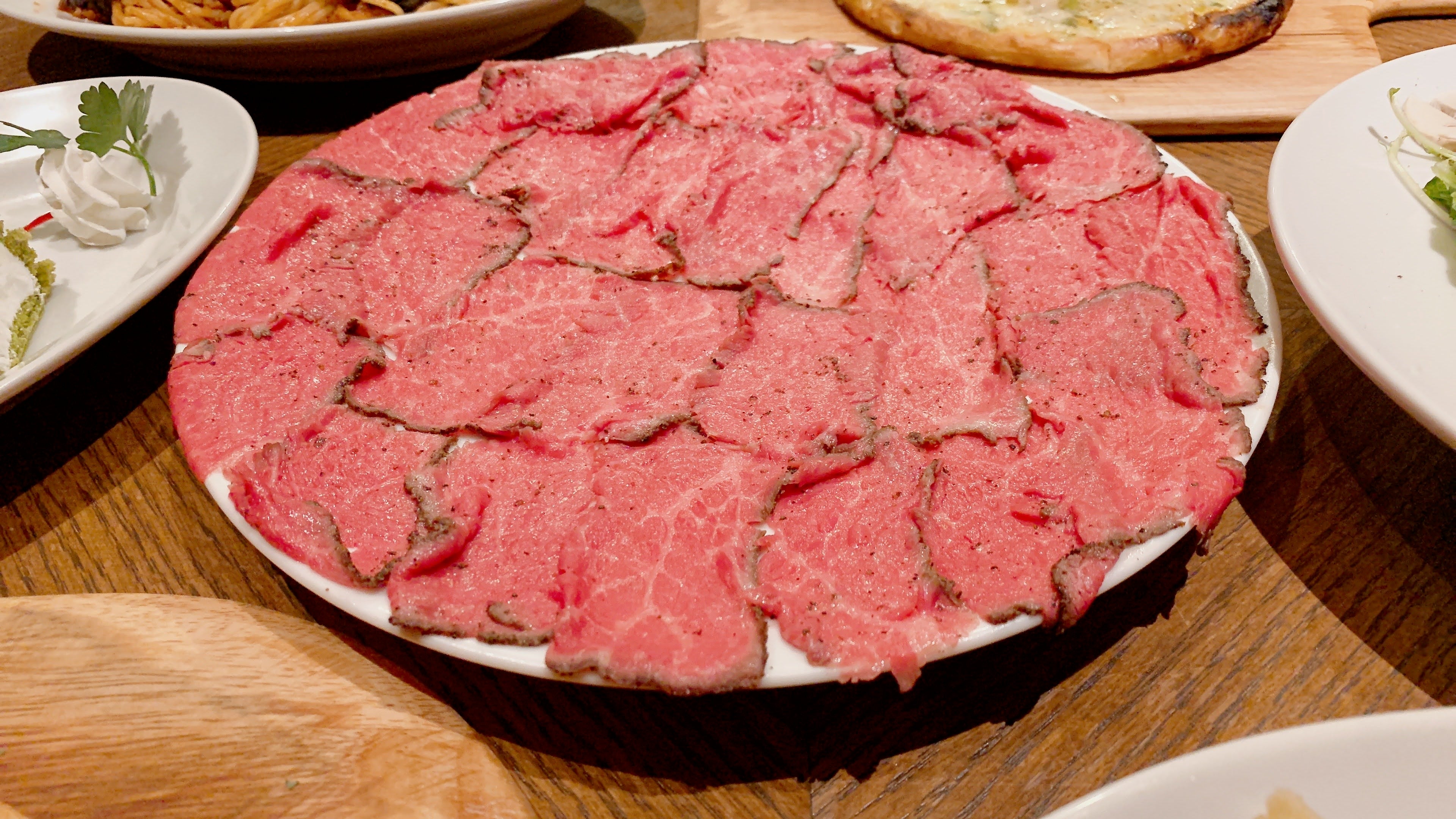 平日ランチスタート記念に！「てんこ盛りローストビーフ」を各日先着10組様にサービス