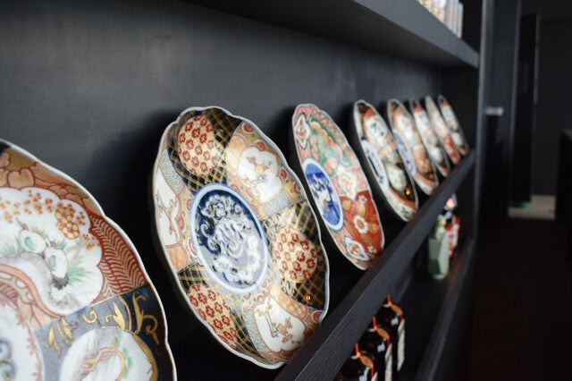 各所に散りばめられた、古伊万⾥などの調度品