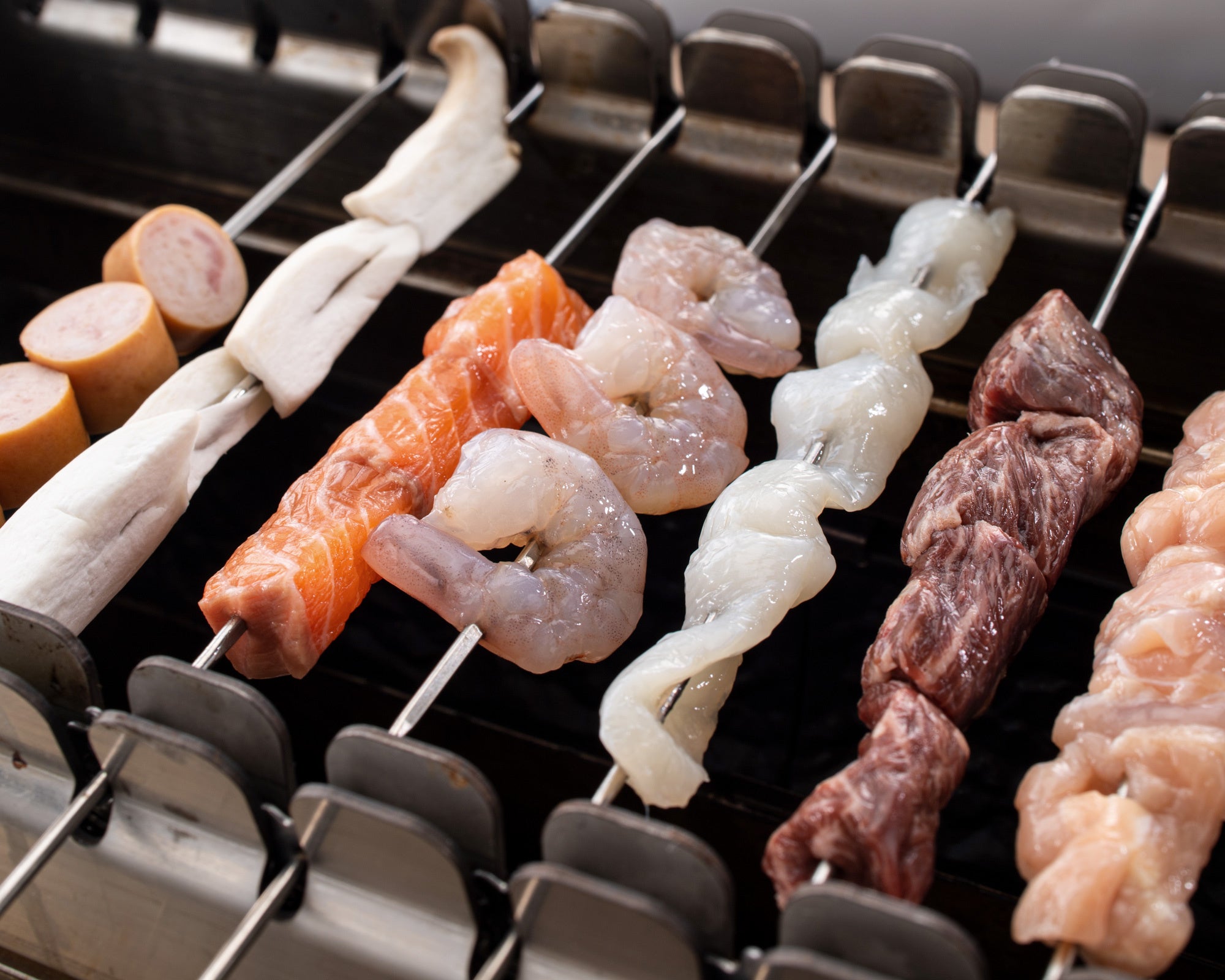 卓上の自動回転串焼き機で焼く「くるり串」