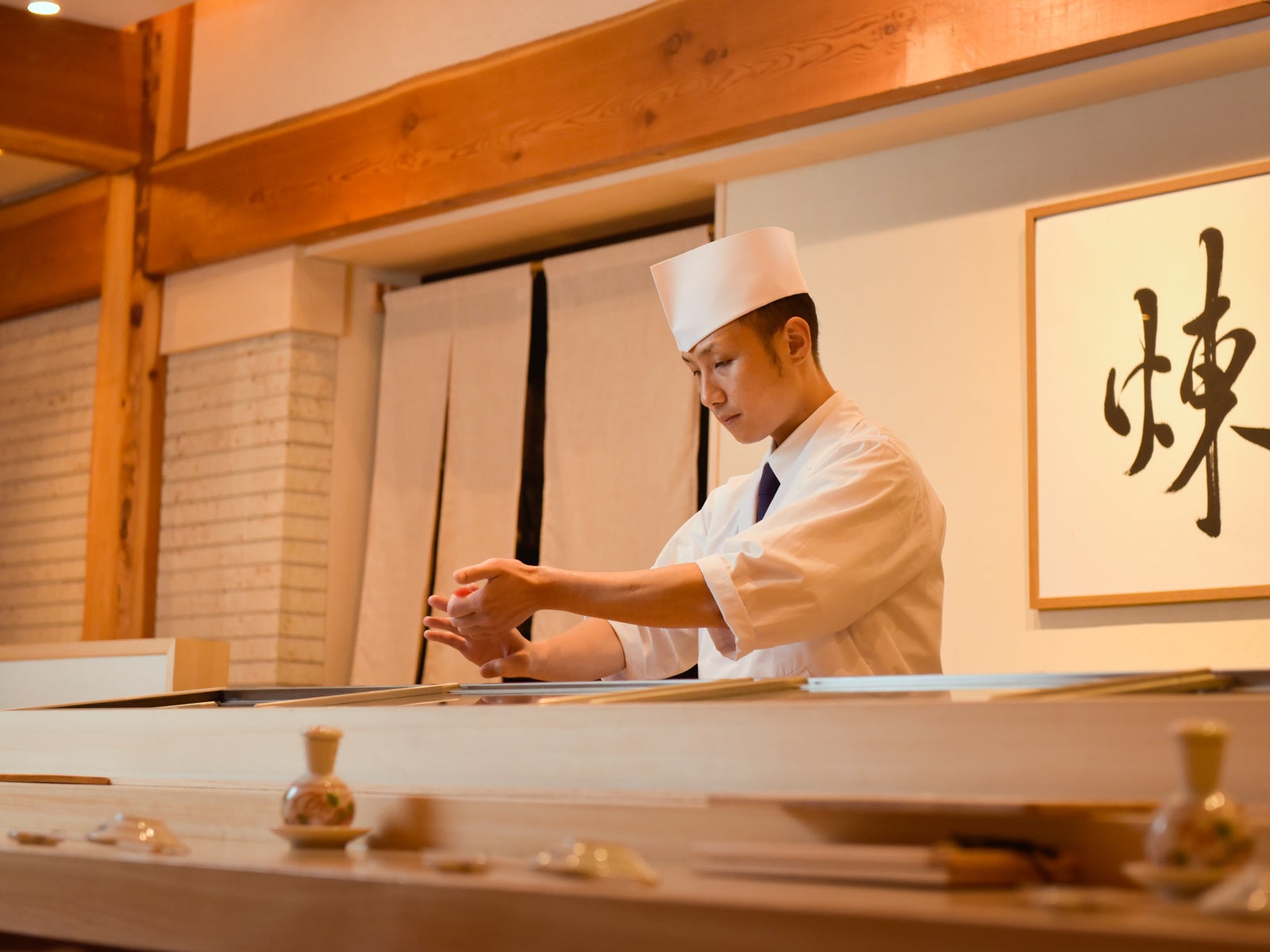 熟練した職⼈が⼼を込めて握ります