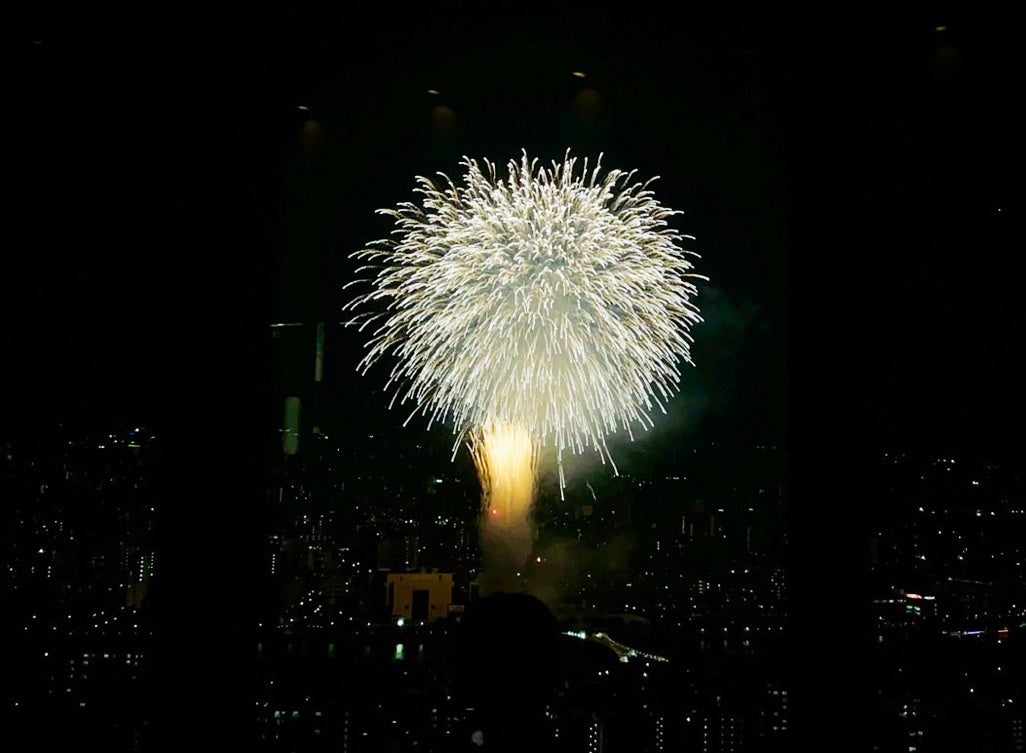 ほぼ同じくらいの⽬線で打ち上がる花⽕