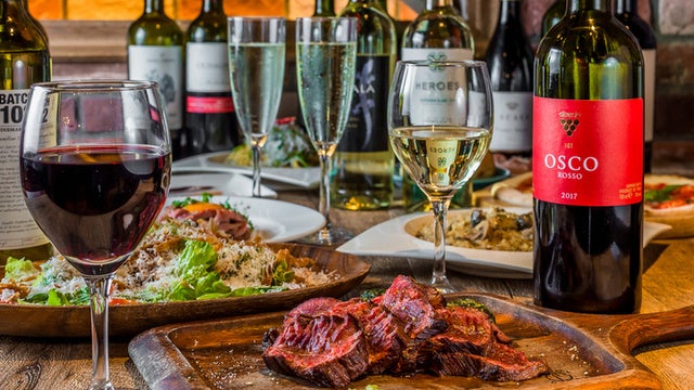 世界各国、⾚・⽩・泡・サングリアなど常時100種類を取り揃えております。