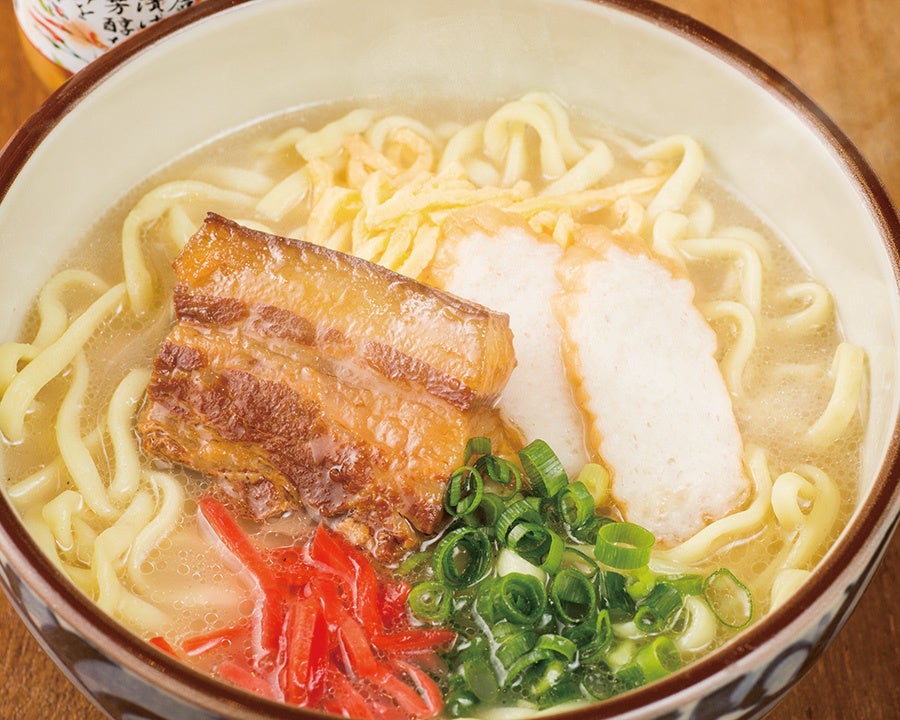 シンプルな沖縄そば。かつお出しのあっさりしたスープをお楽しみください!