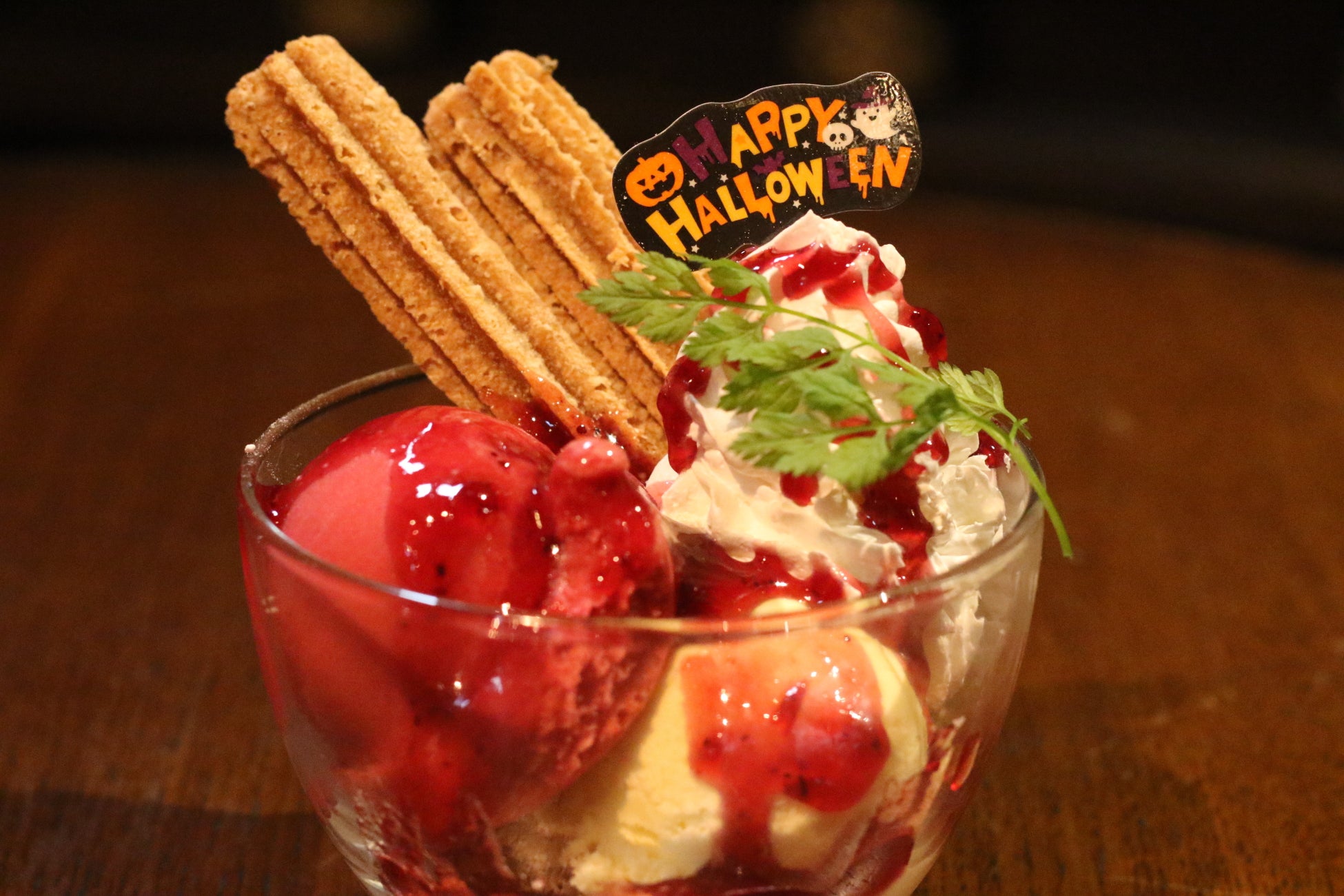 チュロス・バニラアイス・ホイップクリーム・ブルーベリーソース・カシスシャーベット・セルフィーユの組み合わせ