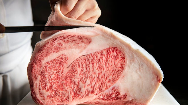 信頼できる取引先が検査基準をクリアした特選⿊⽑和⽜を厳選し、個体識別番号の管理を徹底しています。