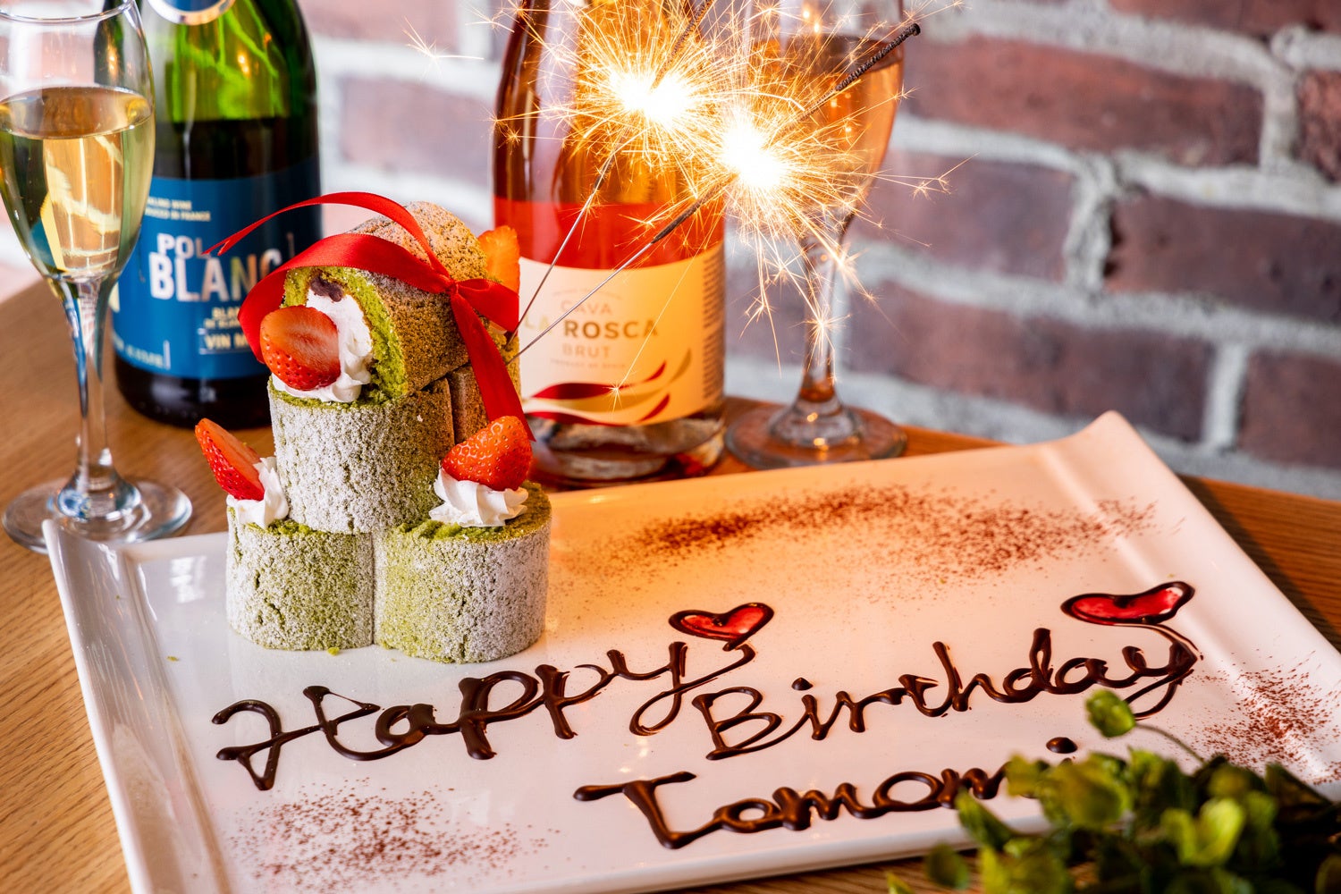 お誕⽣⽇プレートなどもご⽤意しております。