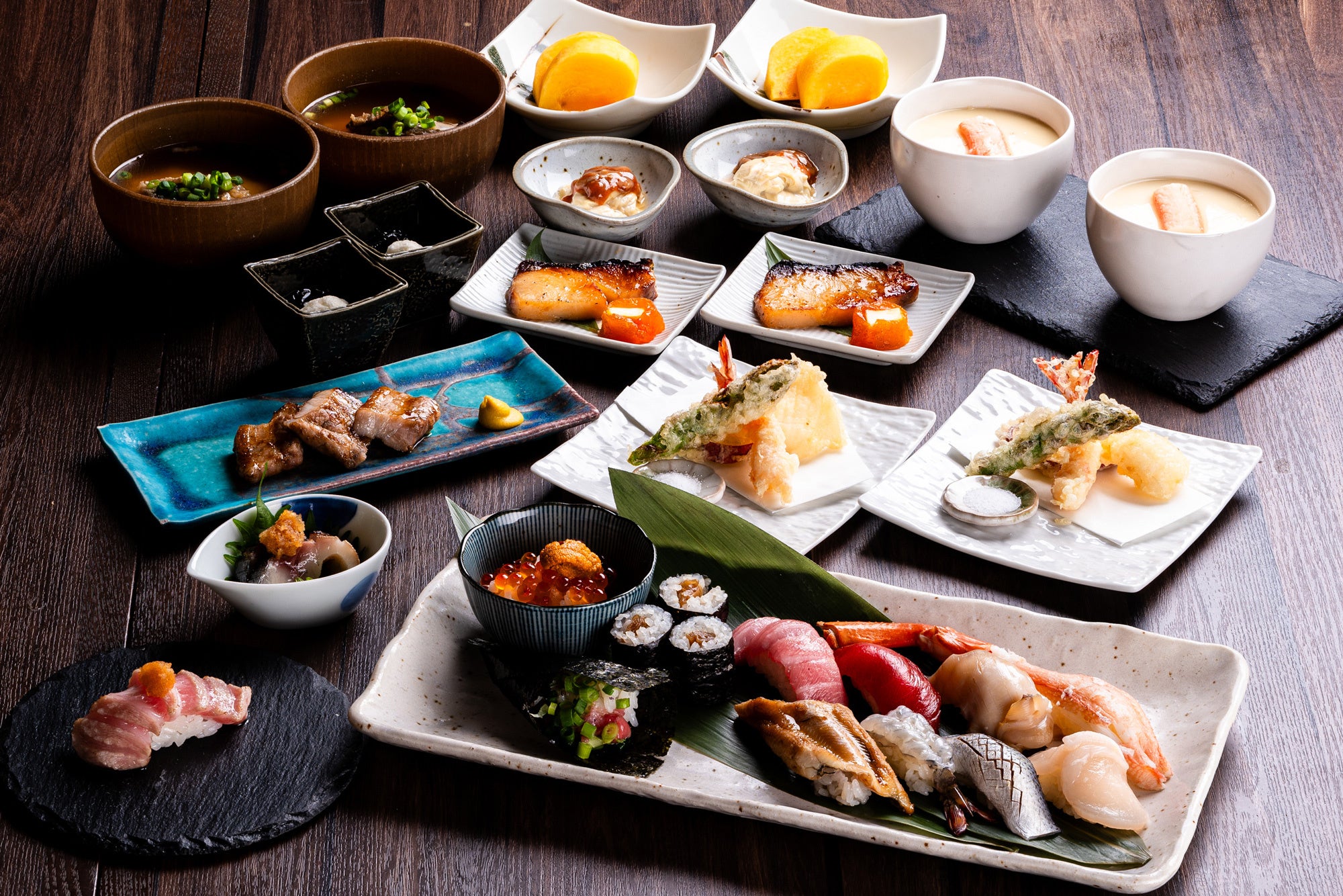 職⼈技が光る鮨と天ぷらをコースでご堪能ください。