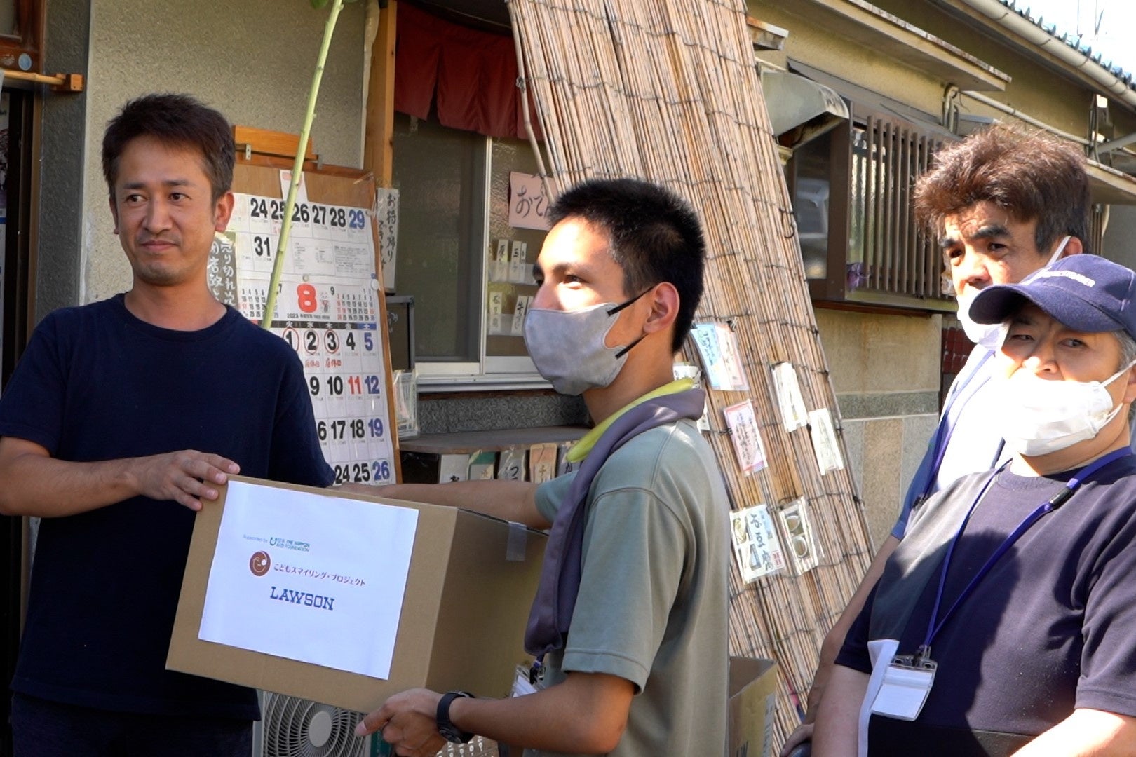 「若草工房」の方々が運搬を担い、 子ども支援・福祉団体に食品を寄贈