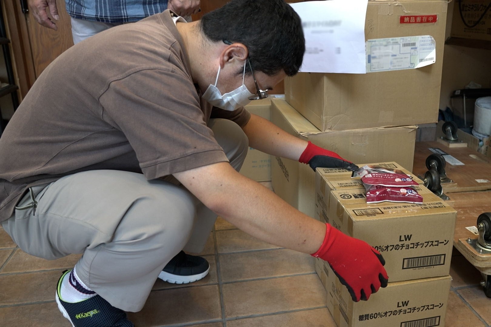 子ども支援・福祉団体が必要とする数に応じて 「若草工房」の方々が寄贈食品を仕分け