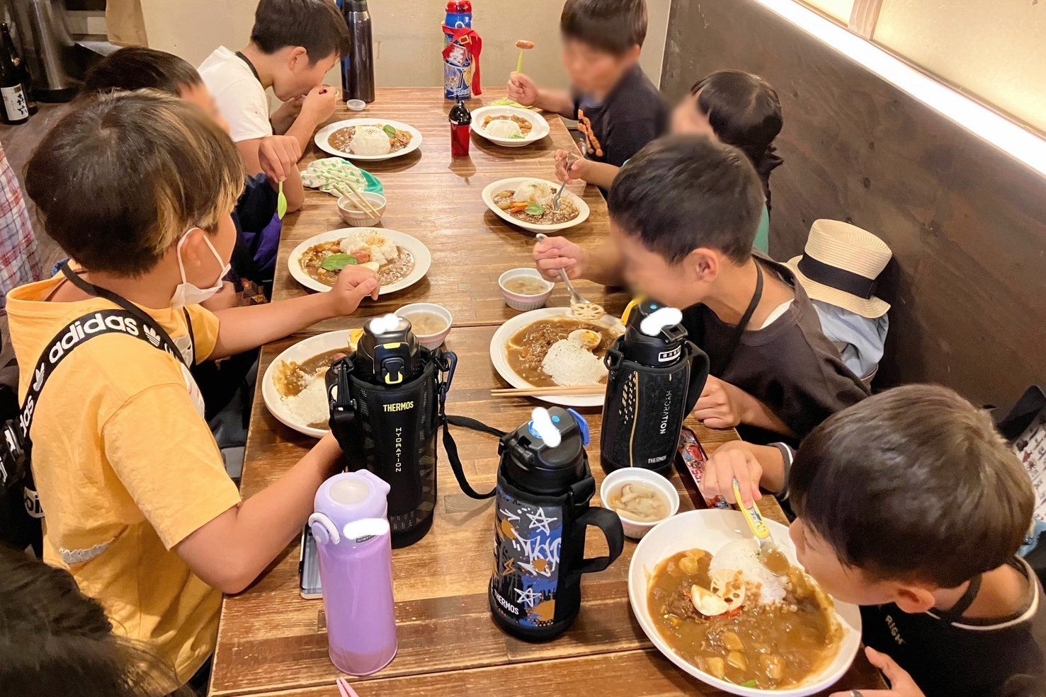 寄贈された野菜を使ったカレーが 子どもたちにふるまわれました