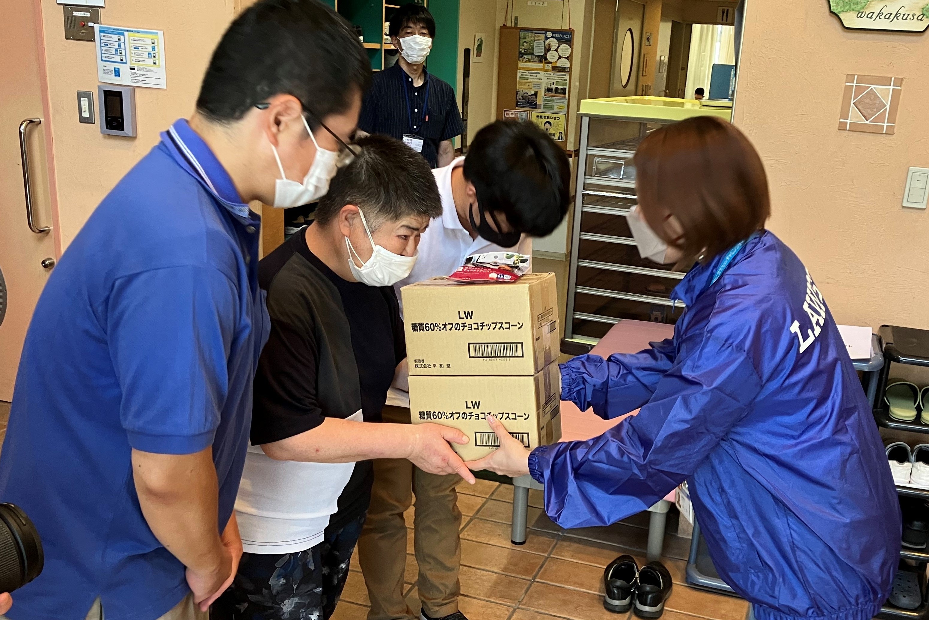 協力企業・株式会社ローソンより 「若草工房」に食品を納品