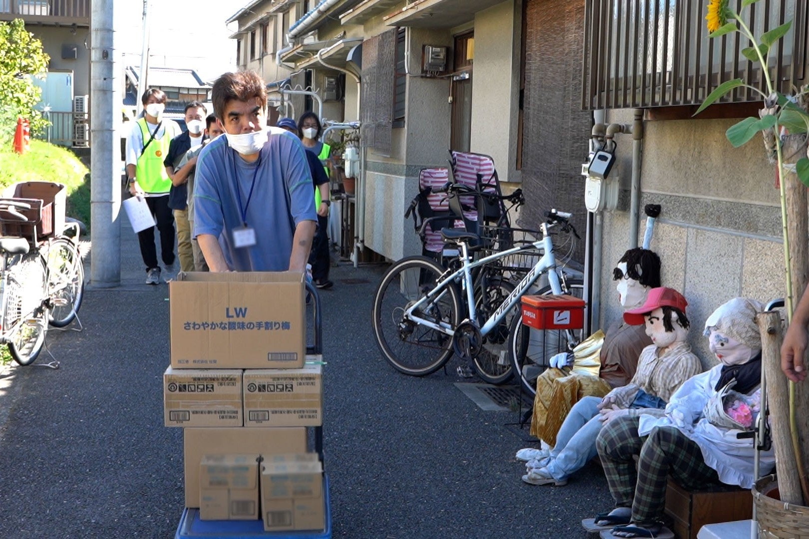 「若草工房」の方々が運搬を担い、 子ども支援・福祉団体に食品を寄贈