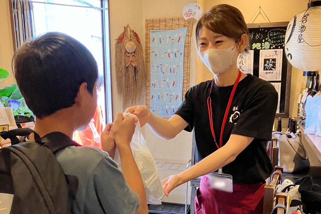 子ども支援・福祉団体から 子どもたちに食品が手渡されました