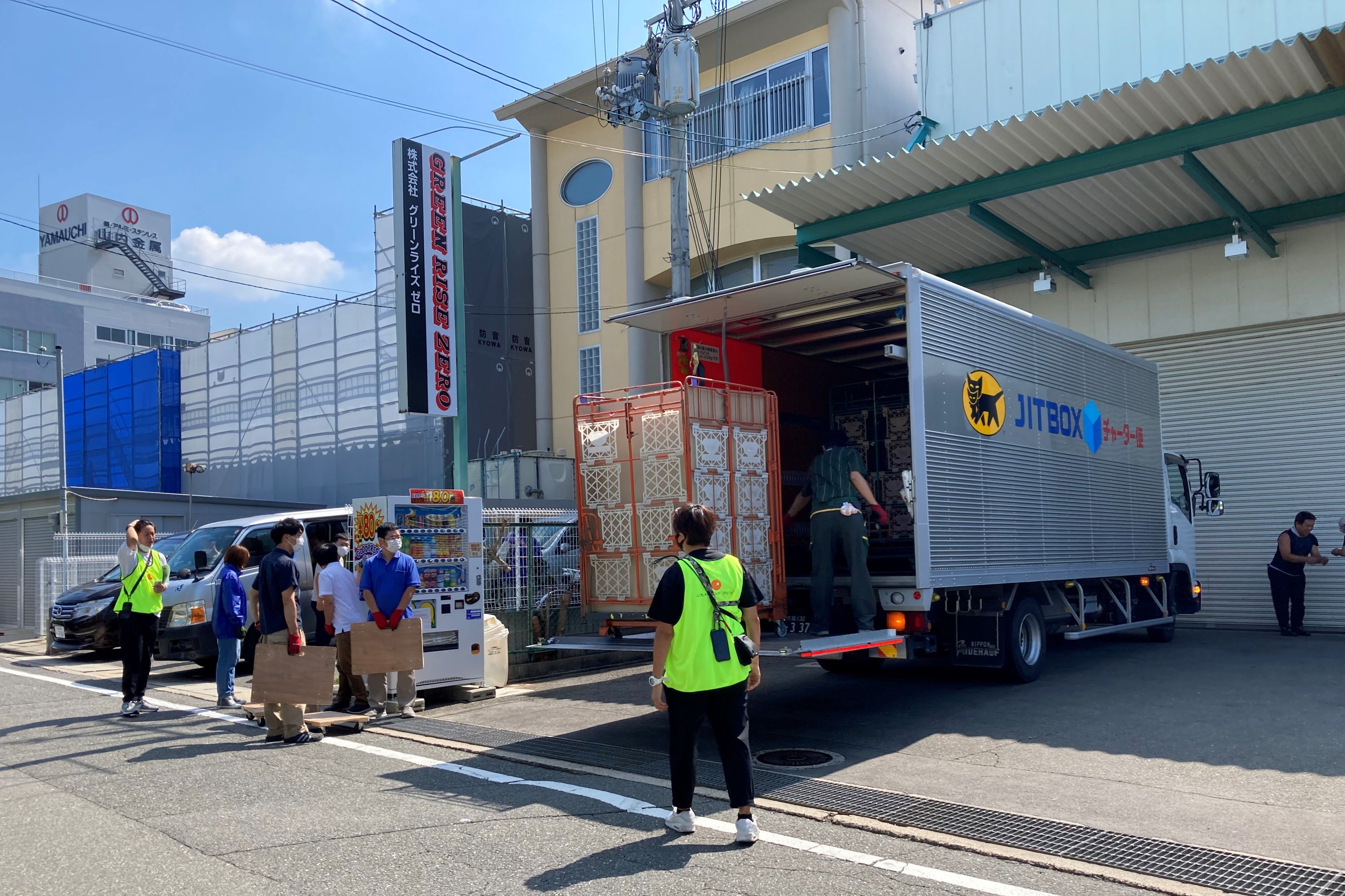 協力企業・株式会社ローソンより 「若草工房」に食品を納品