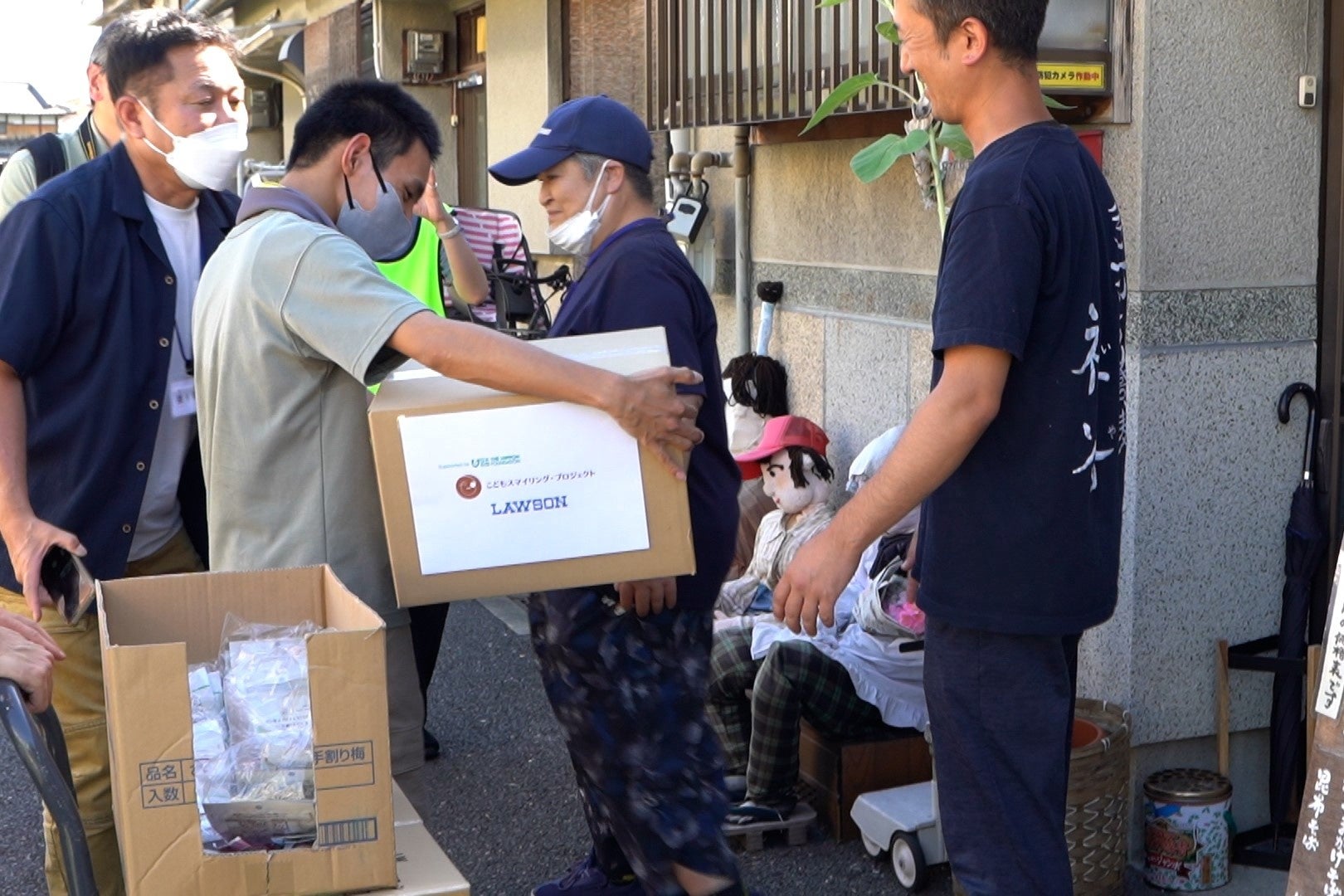 「若草工房」の方々が運搬を担い、 子ども支援・福祉団体に食品を寄贈