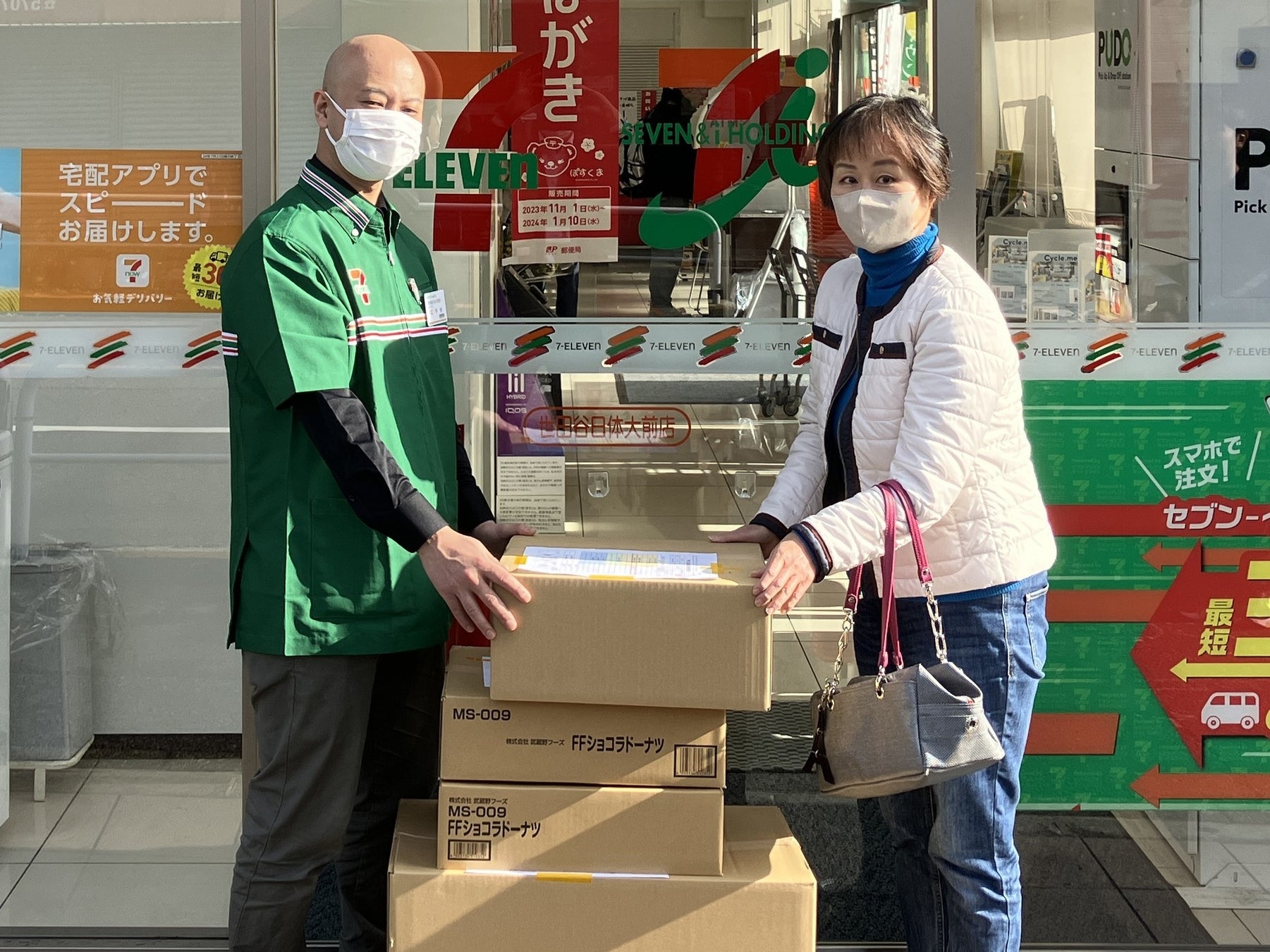 セブン-イレブンにて寄贈商品を渡す様子