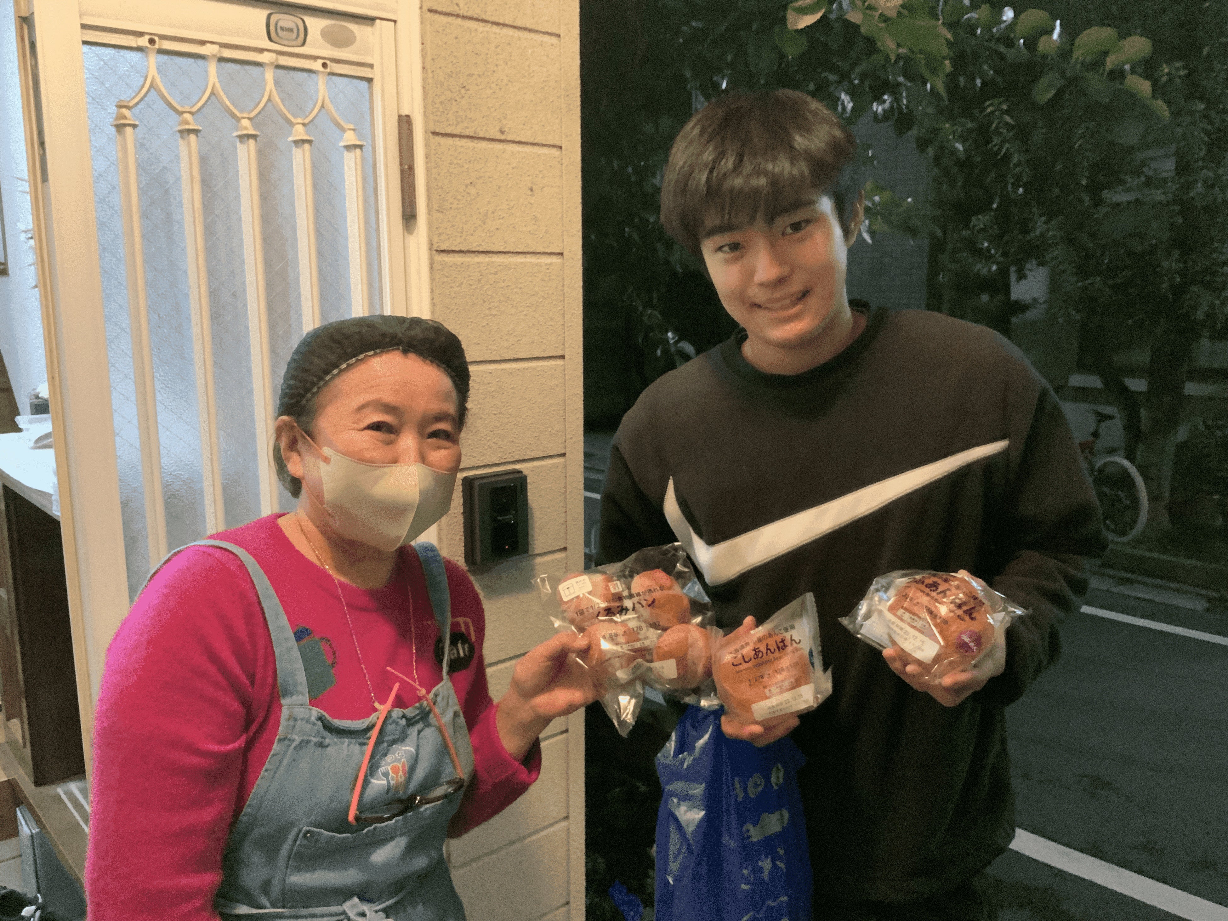 子ども食堂にて寄贈商品を渡す様子