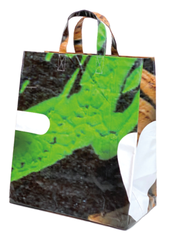 ​屋外広告幕の素材のため、雨に強く、耐久性あり！