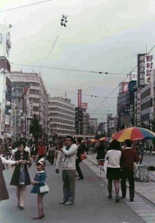 ５０年前のアドバルーン （提供）上野観光連盟