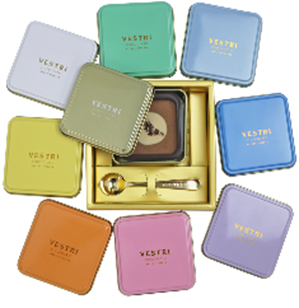 金のスプーンですくって食べるチョコレート