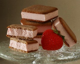 季節限定!ふわっとほどける新食感の苺チョコレートサンド