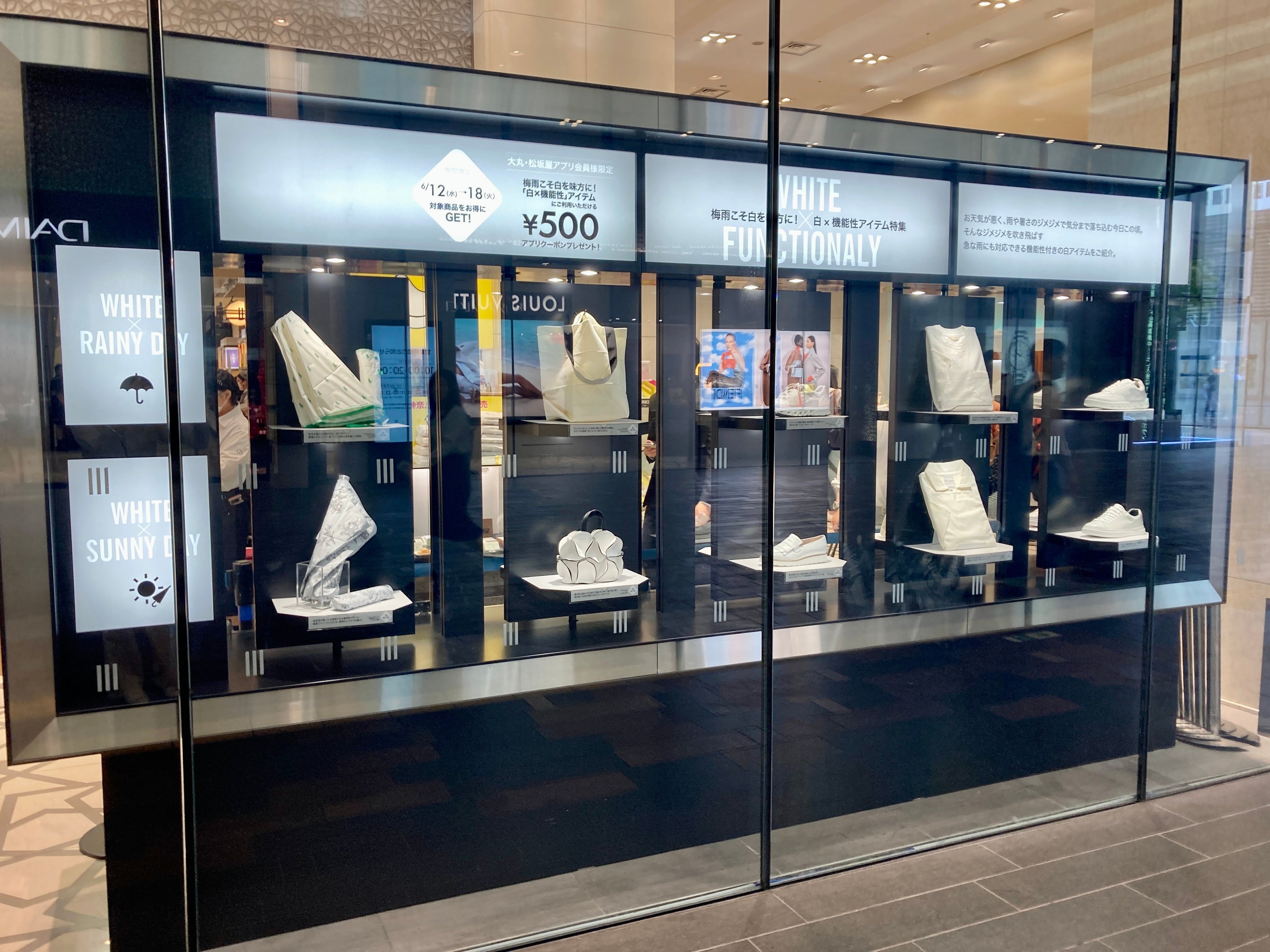 １階入り口では、梅雨こそ白を味方に！白×機能性アイテム特集を掲示中！