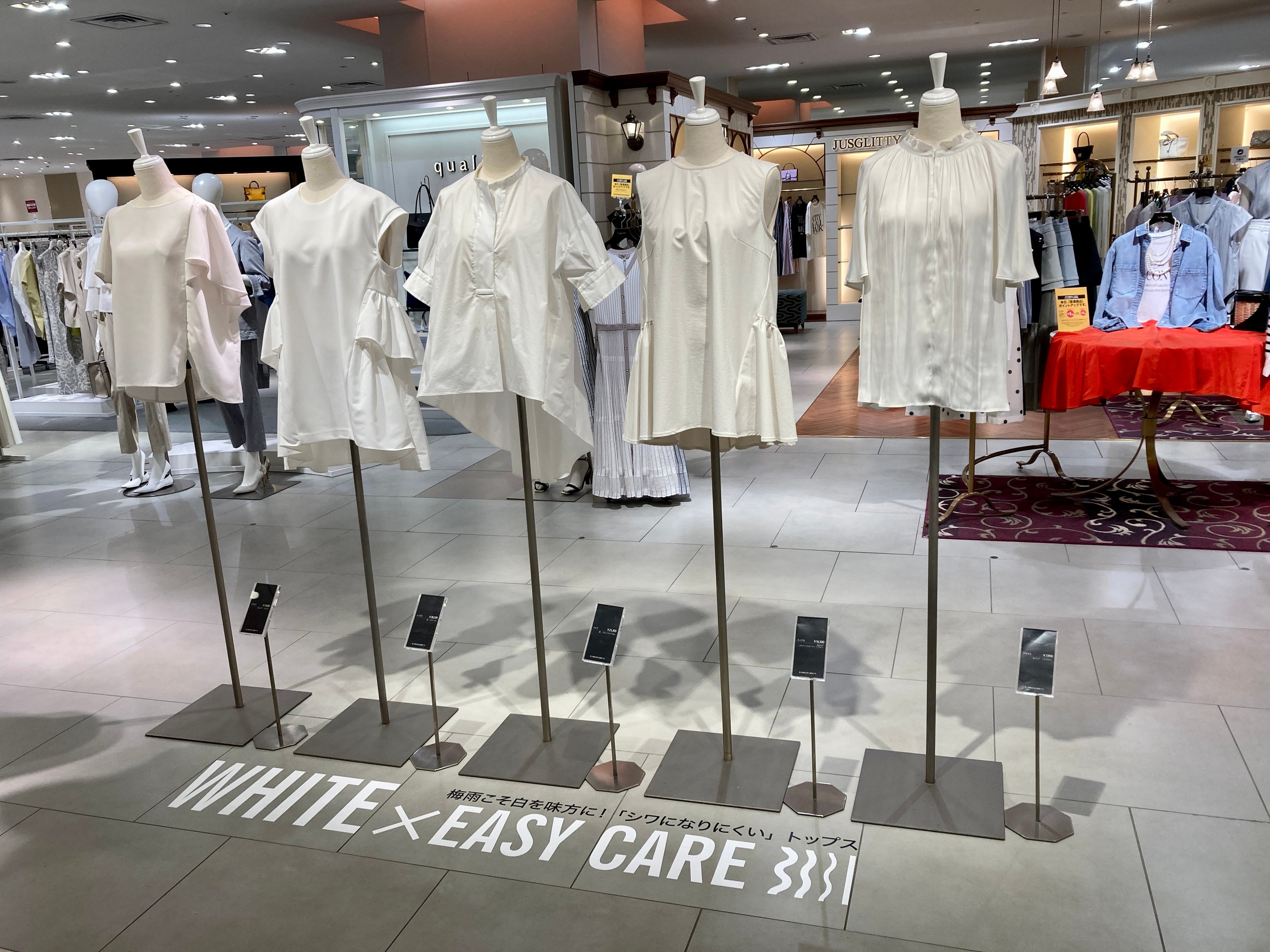 ５階婦人服売場に並んだ白アイテム