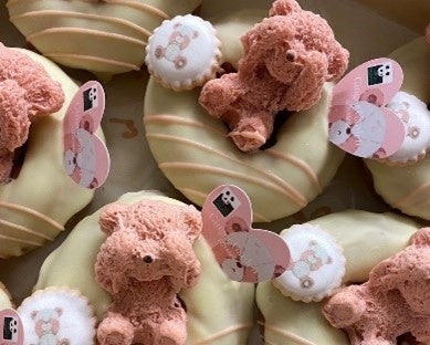 写真映え間違いなし！可愛いクマがのった「テディドーナツ」が登場