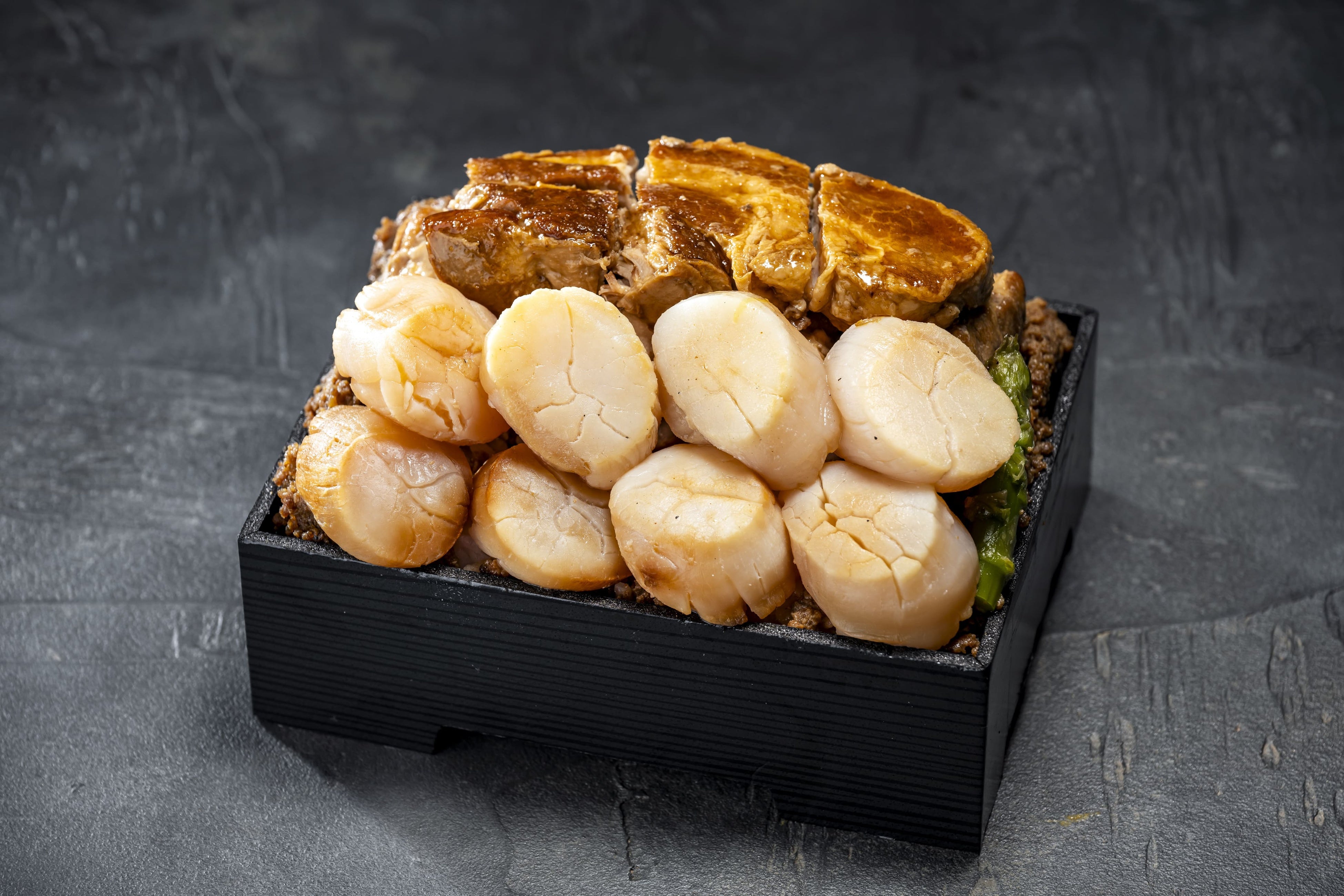 ＜実演＞＜メガ盛り＞牛×豚×ホタテの競演！