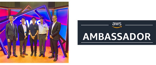 ＜授賞式の様子：中央が日立ソリューションズ　三好 秀徳ITアーキテクト＞