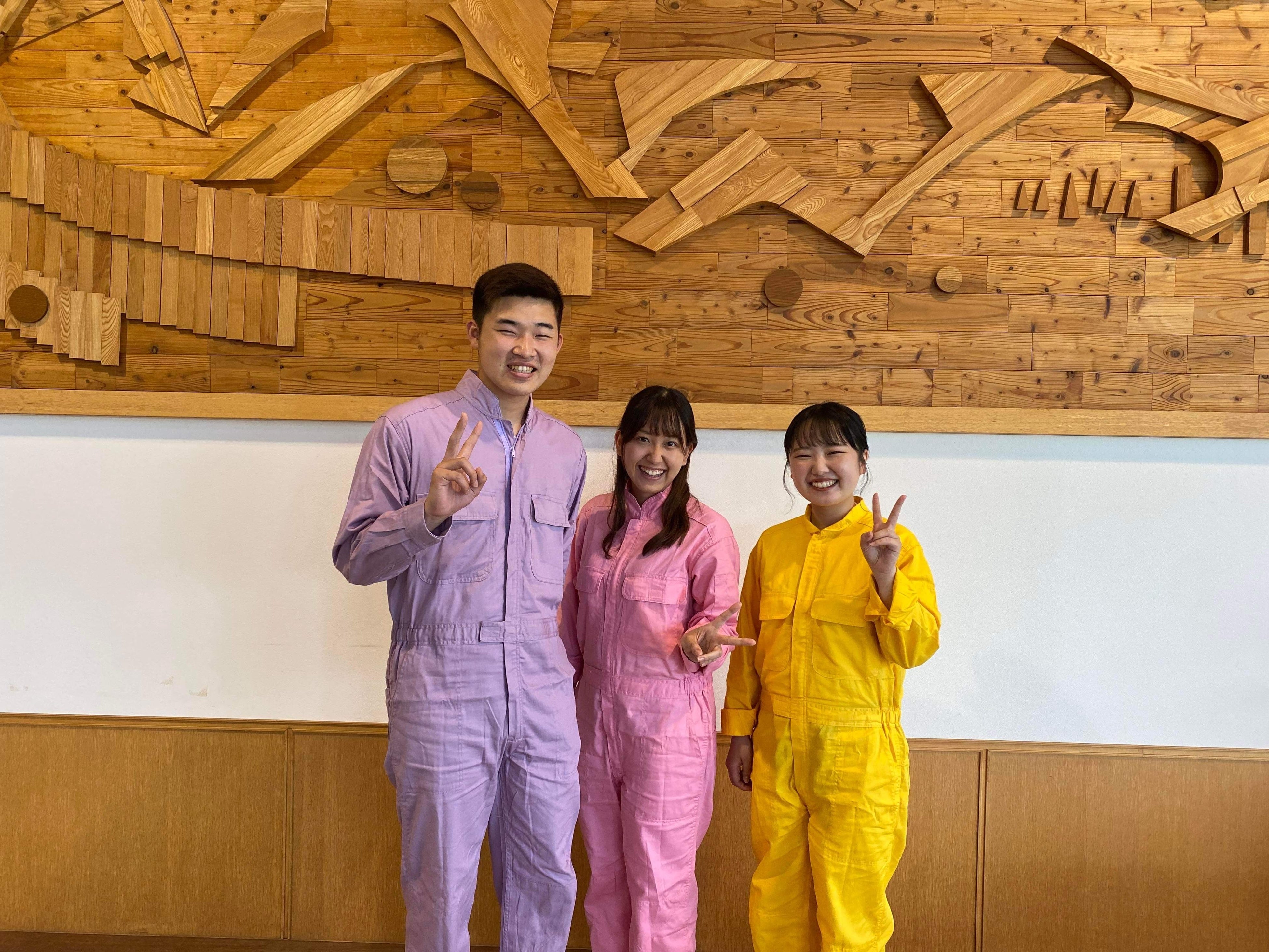 2022年5月、更別村に３人のコミュニティナースが移住し活動をスタートしています。横浜市出身の猪村真由（中央）、東京都出身の今村智之（左）、帯広市出身の西上耶弥（右）