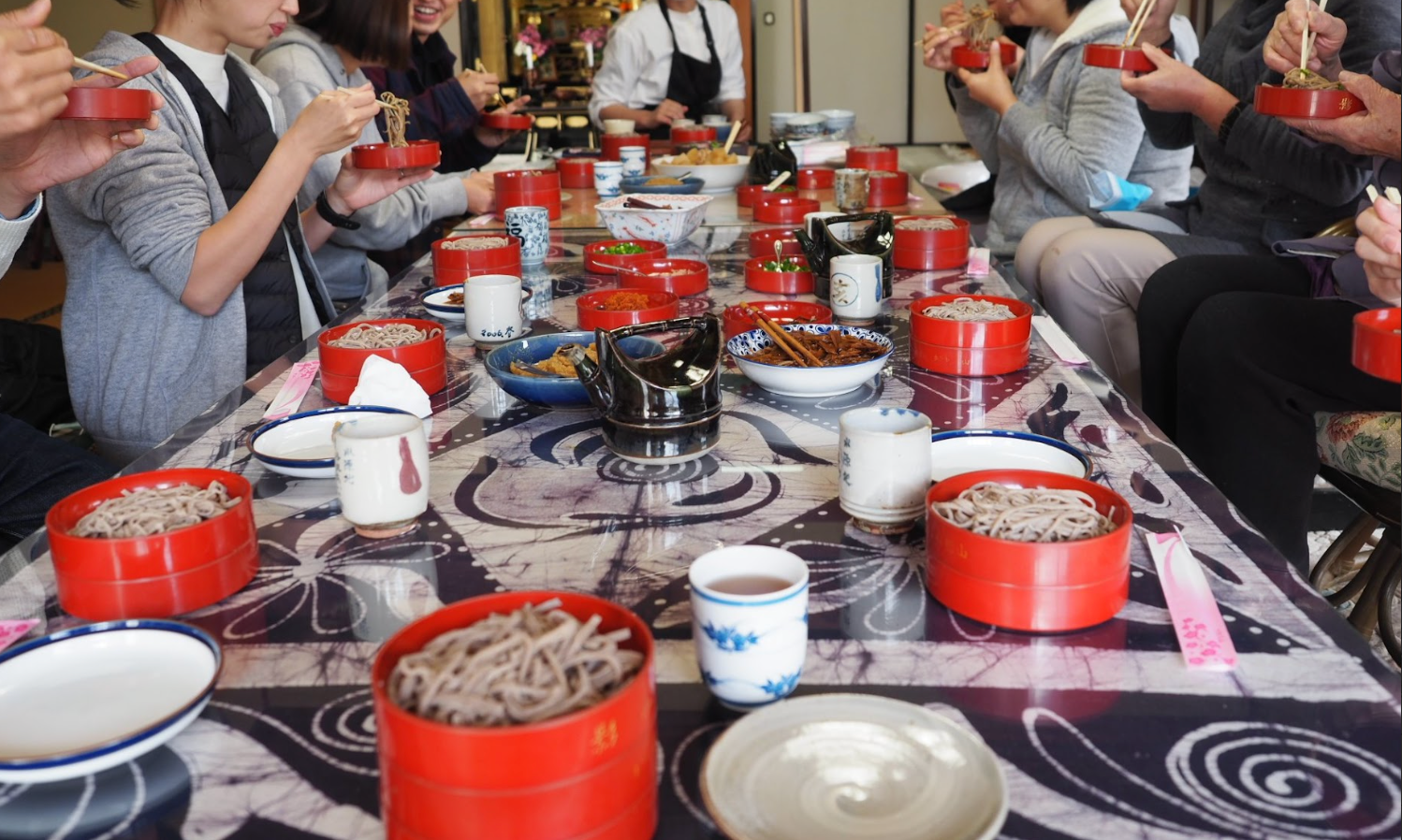 ご近所の方や家族が集った蕎麦会の様子