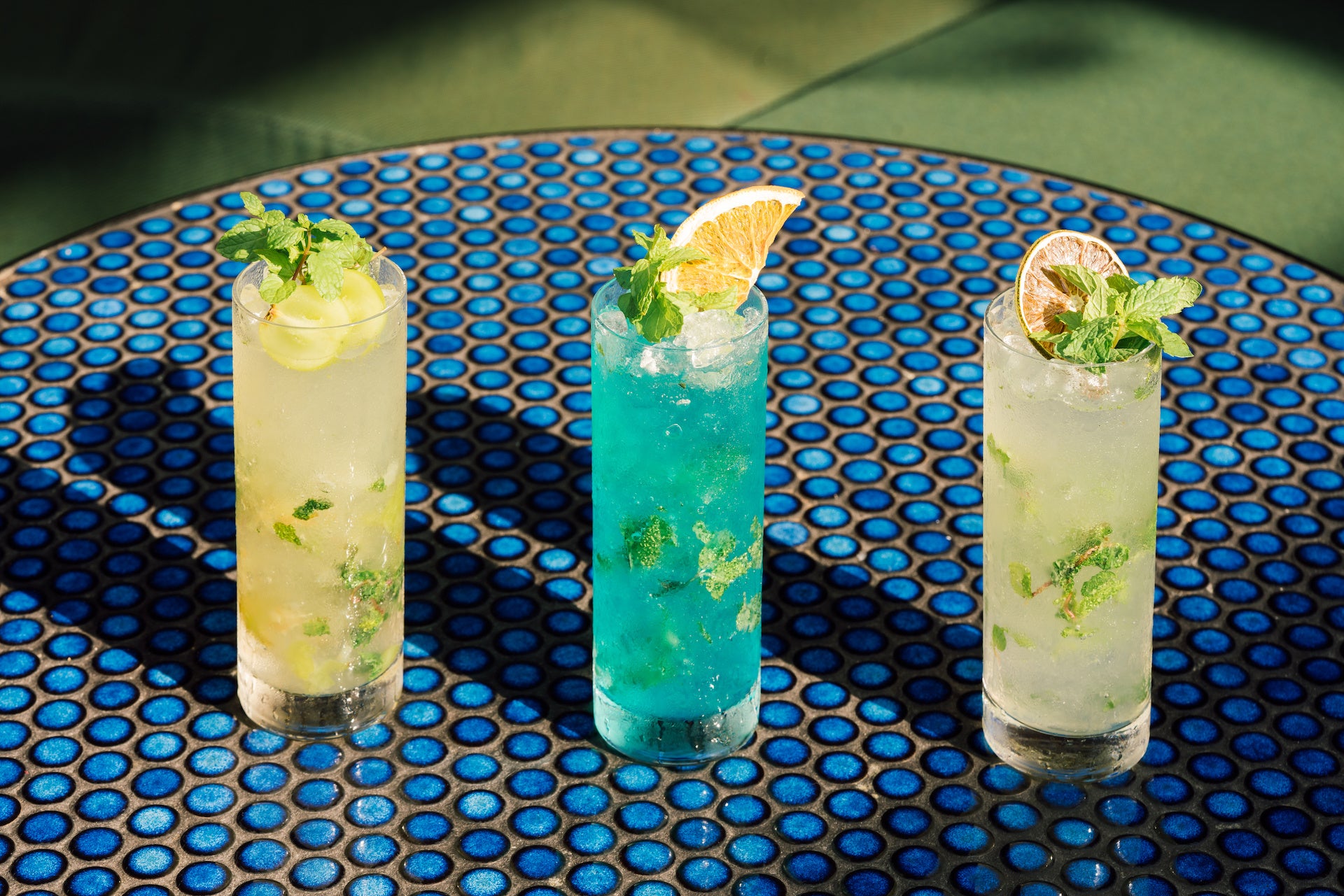 左：マスカットイビザモヒート　中：ブルーシェリーモヒート　右：モヒート