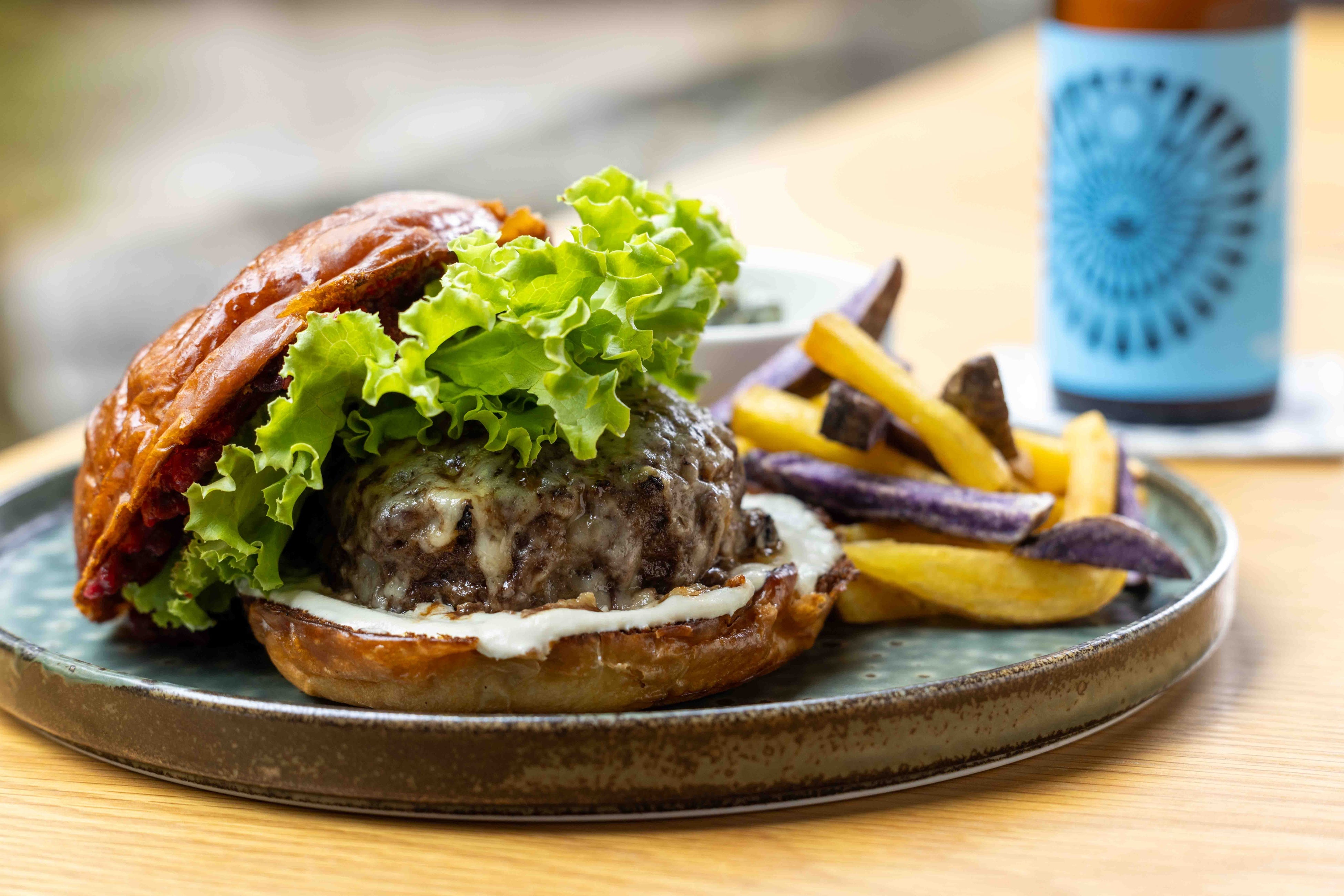 KŌSA国産牛バーガー、虹色フライ、 ケールシーザーサラダ 3,200円