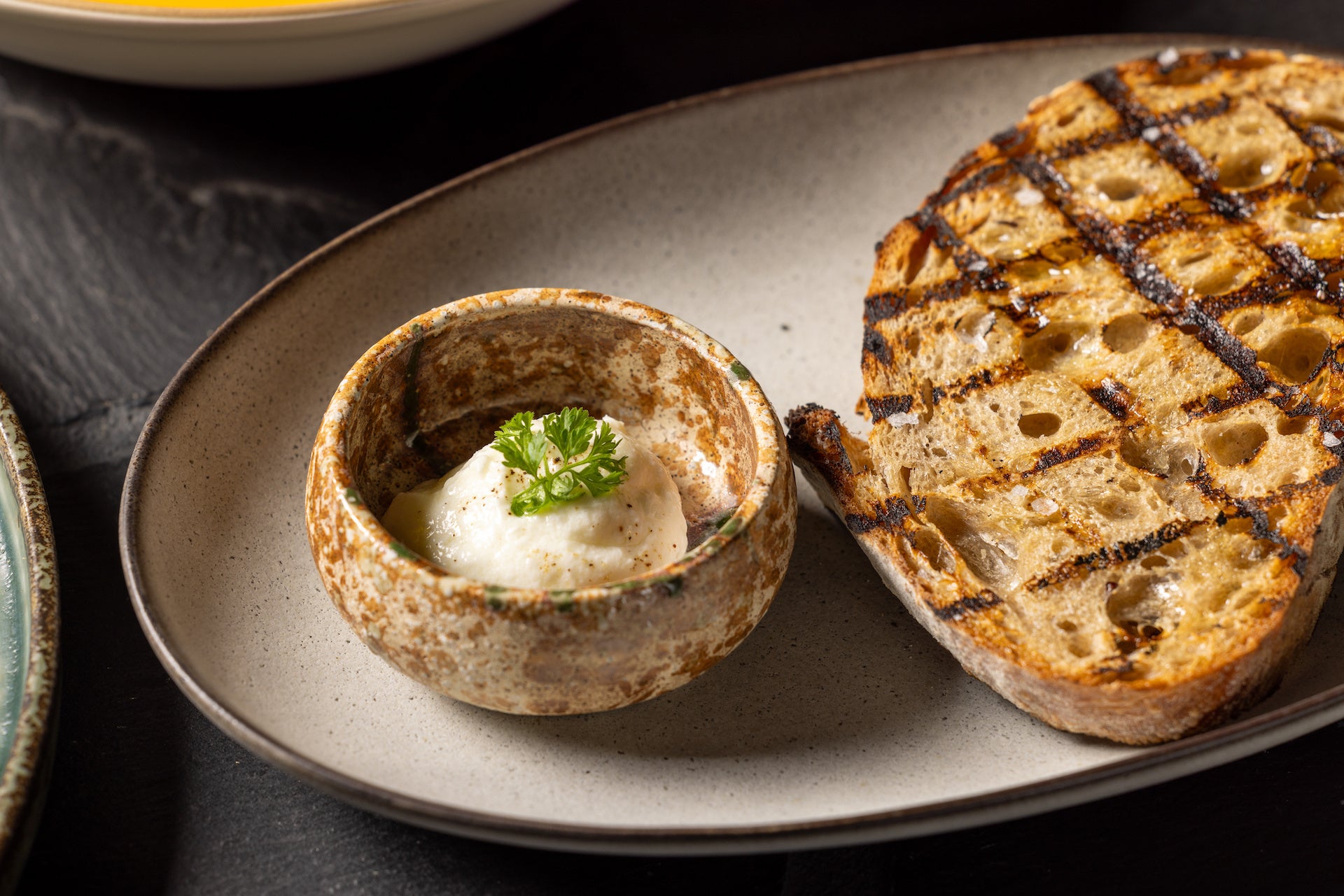 天然酵母のカンパーニュ、 自家製あおさのりバター、海塩　800円