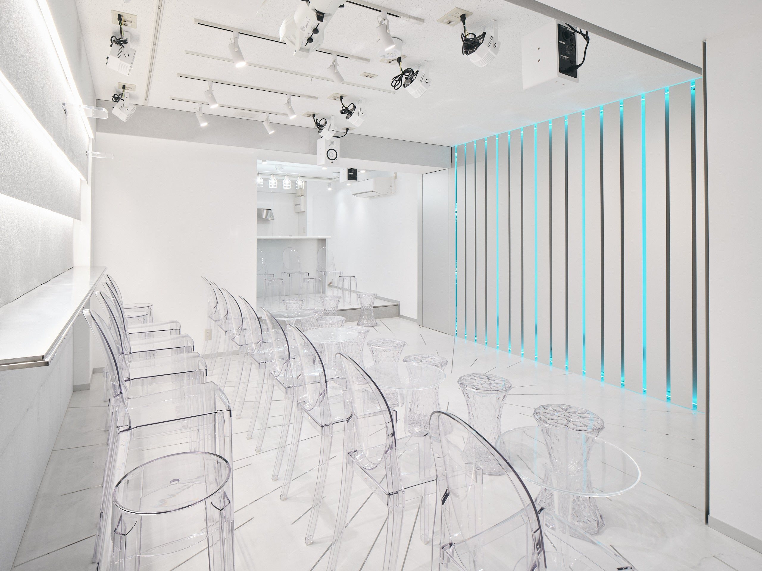 ©︎千葉 顕弥 白が基調の店内。