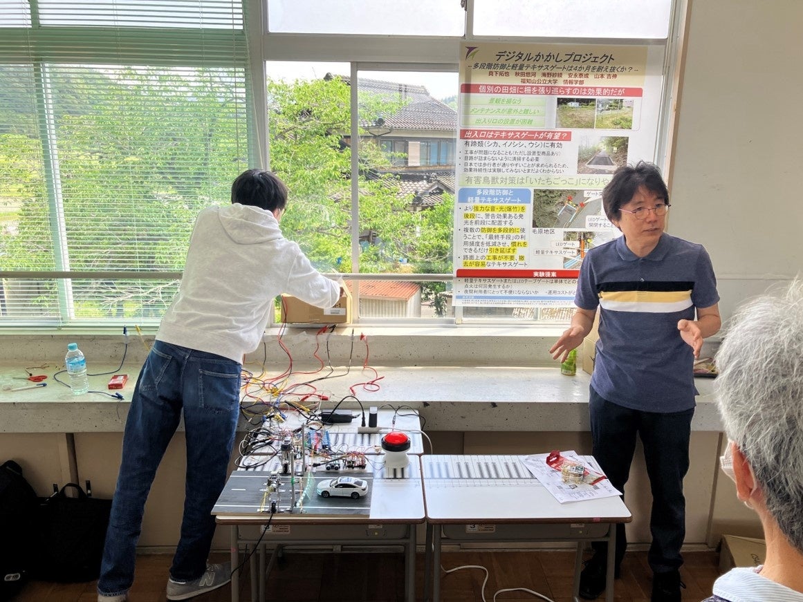 みすずフェスタで獣害対策のデモ展示を行う山本教授