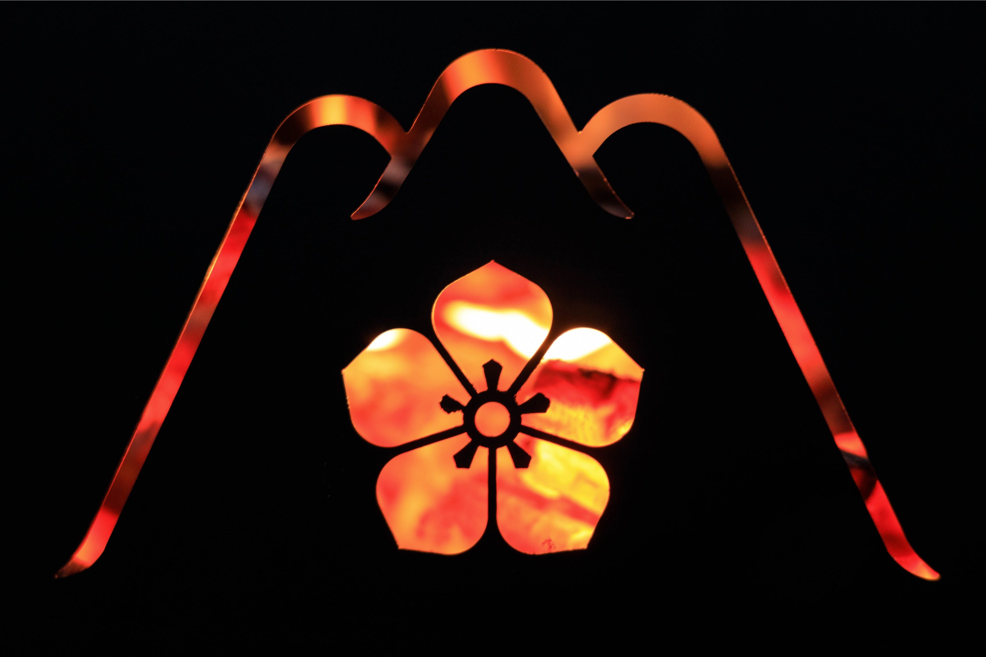 光秀マインドを表現した、オリジナル デザインの焚き火台の風防