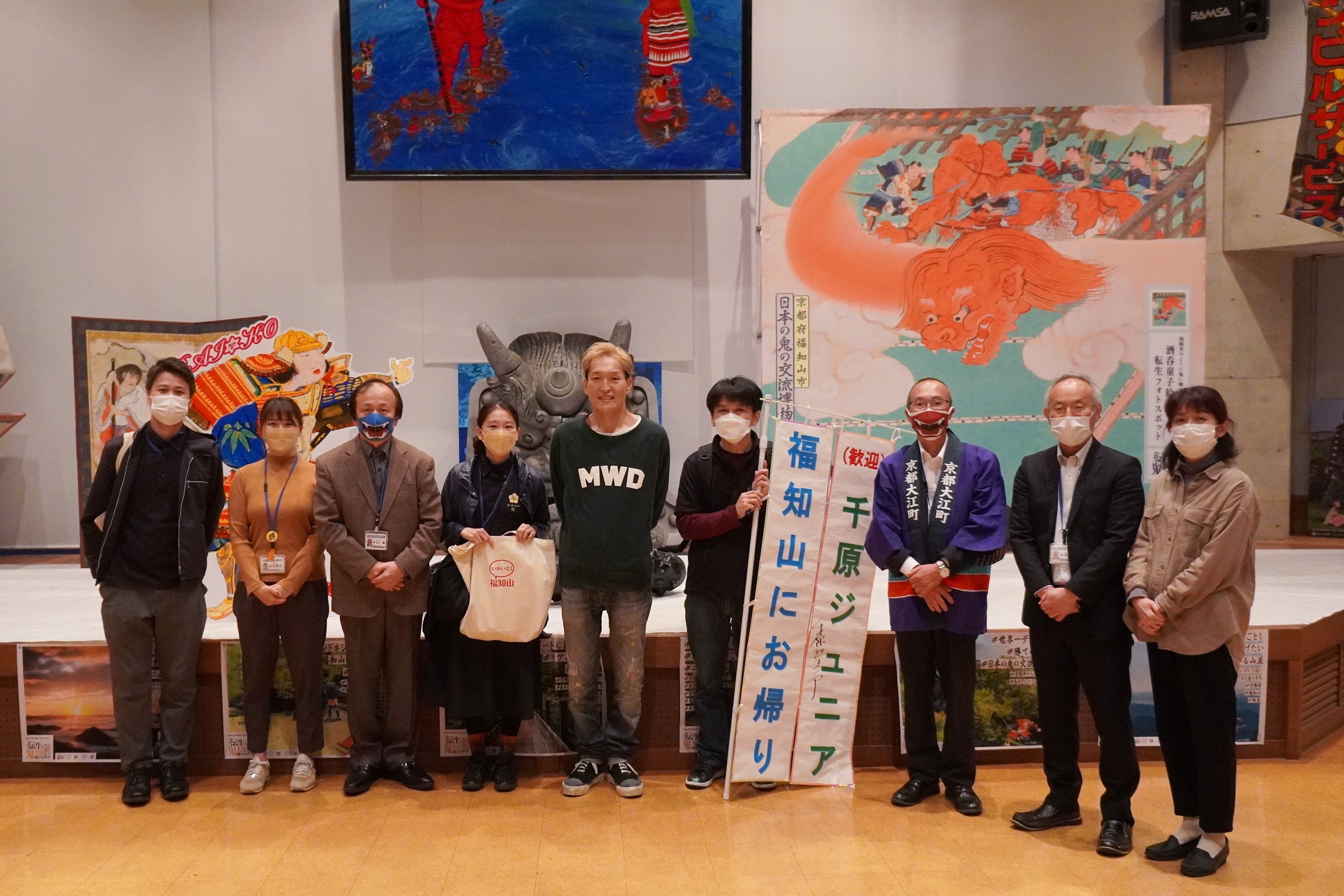 オフショット）千原ジュニアさんと、福知山市の「鬼」担当職員