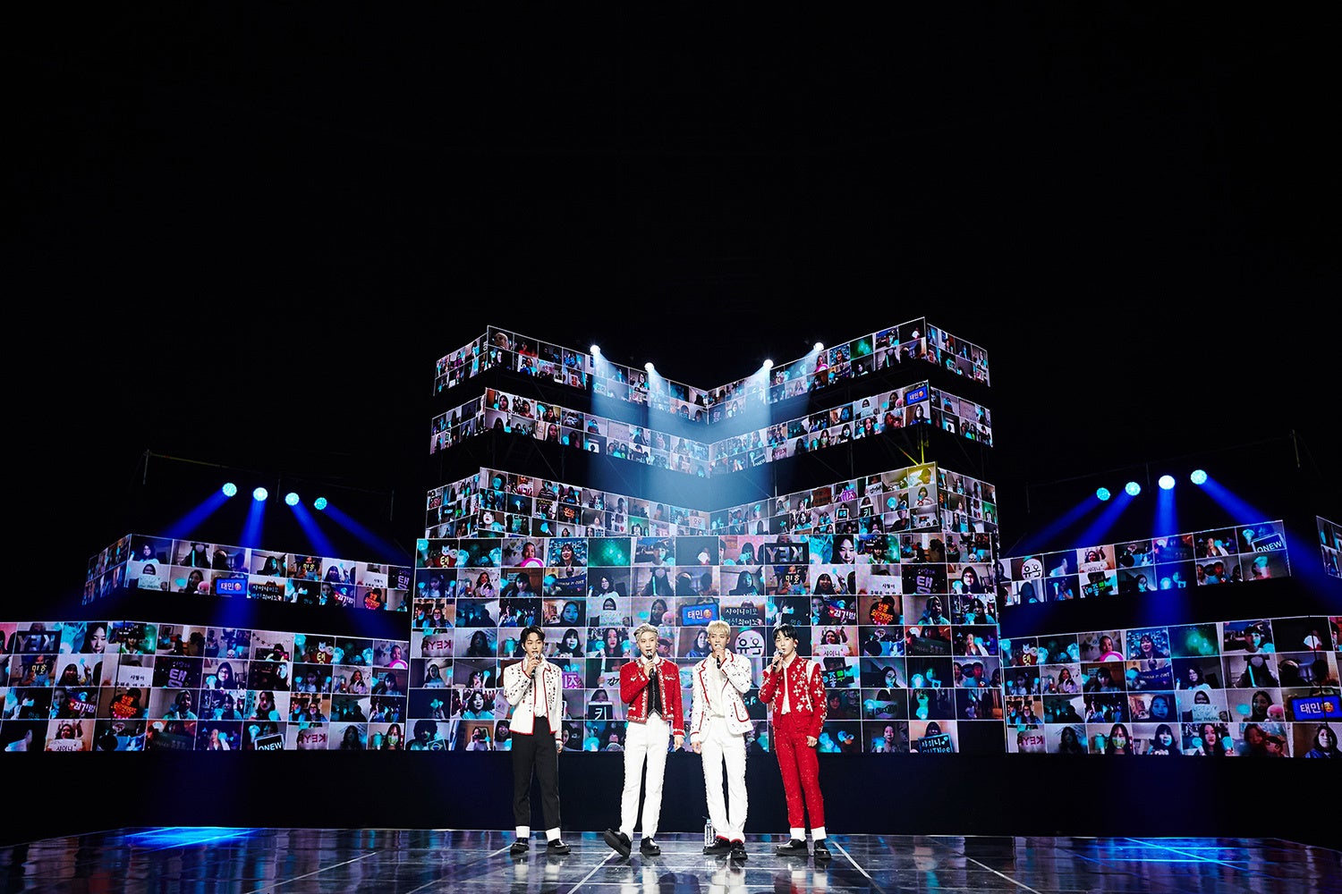 『Beyond LIVE the Movie SHINee SHINee WORLD』©SM ent.