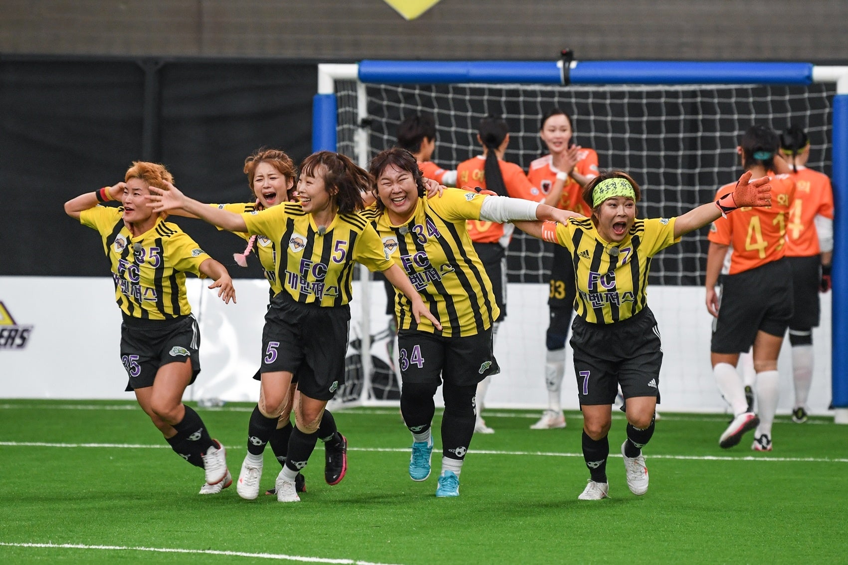 『ボールを蹴る彼女たち』©SBS