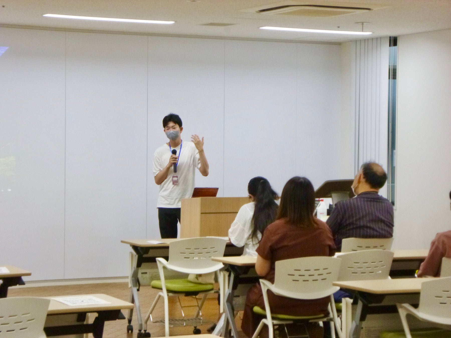 講演会の様子。メモをとりながら話を聞いていた方もいらっしゃいました。