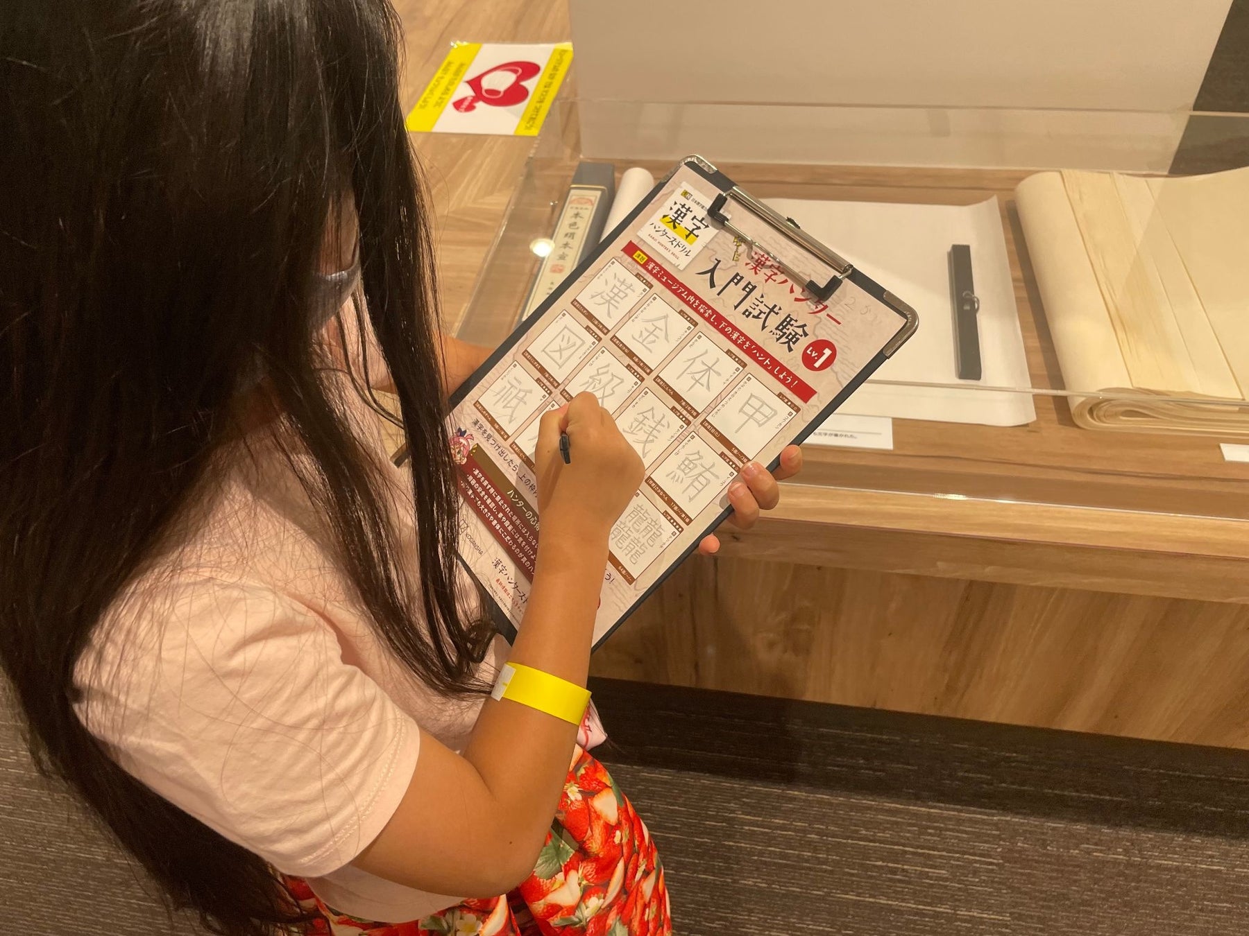 今回は漢字ミュージアムの一階と二階の両方で開催。上を下を行き来しながら漢字を探していました。