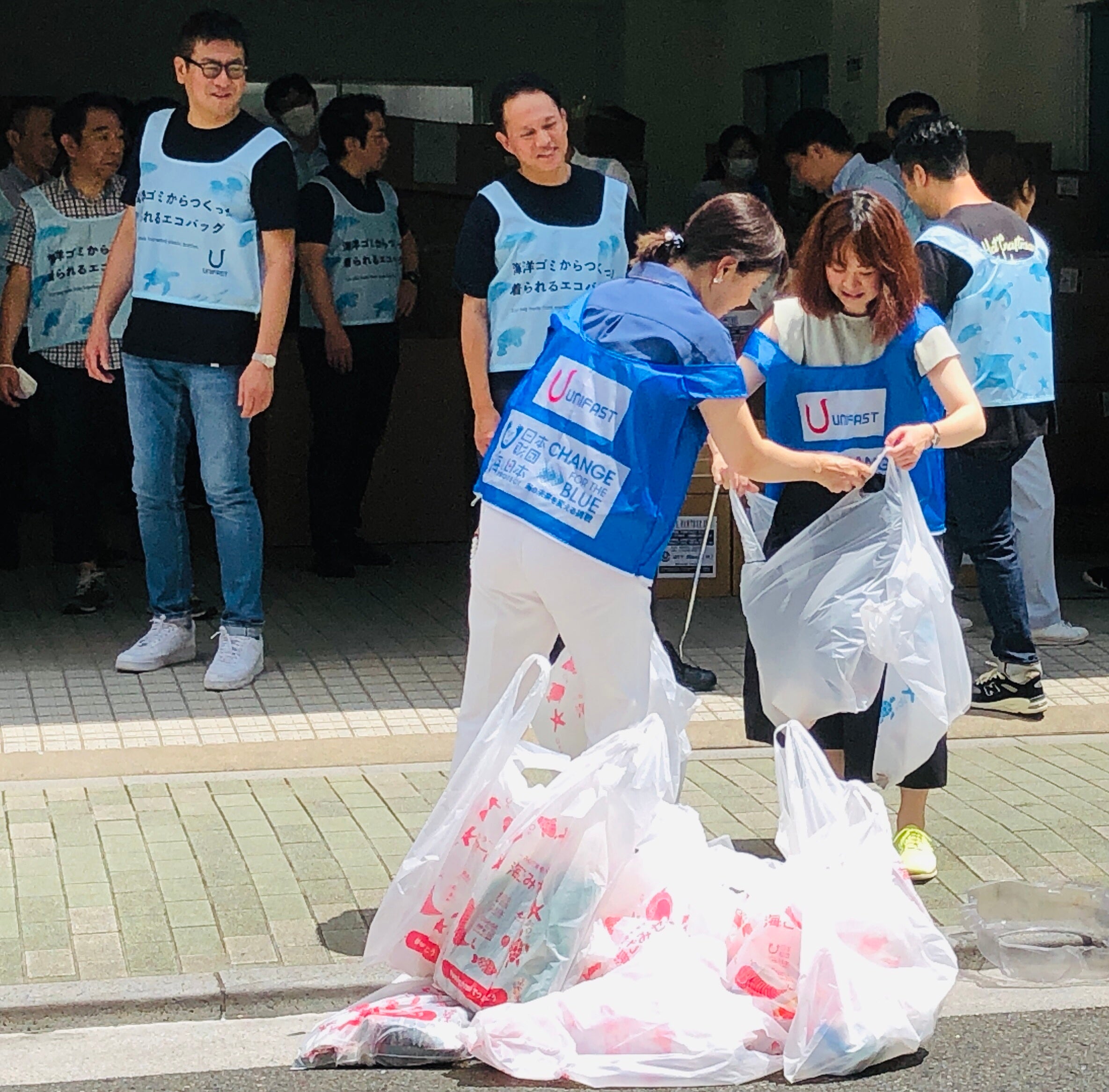 『着られるエコバッグ』を着用して、清掃活動を実施
