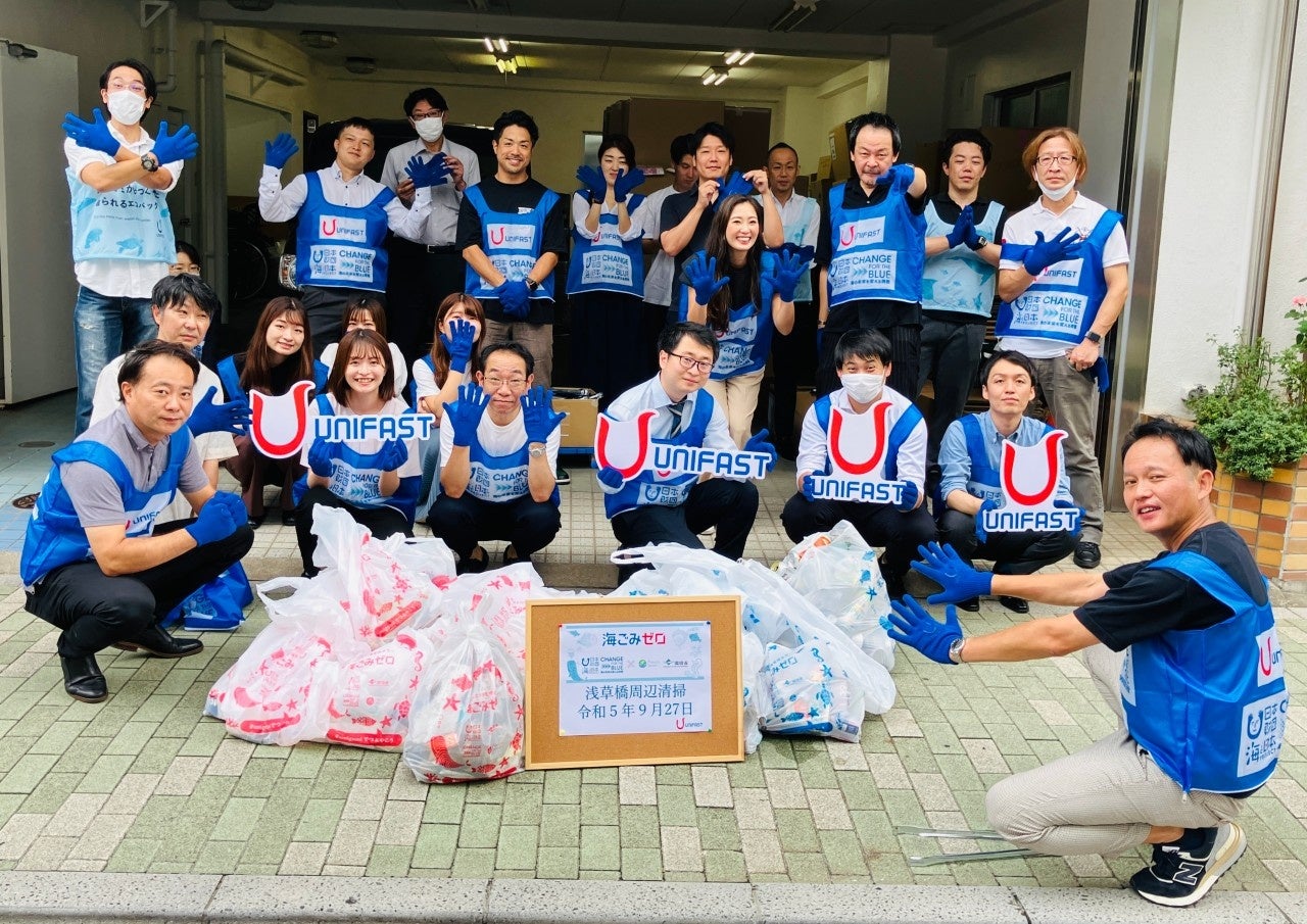 リサイクル素材でつくった自社開発製品を着用して、25名の社員が清掃活動を実施