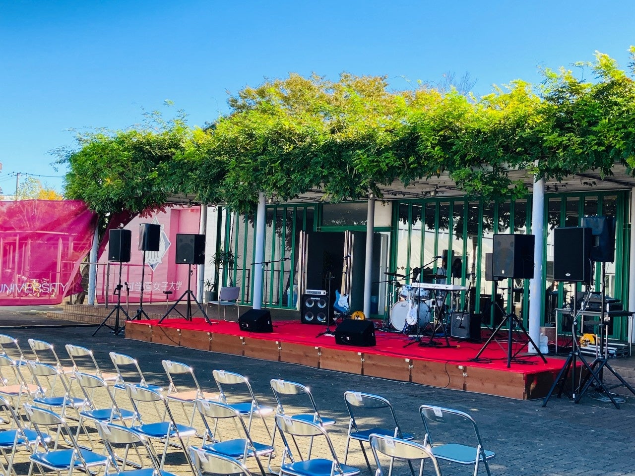 川村学園女子大学で開催された「第34回鶴雅祭」のステージ運営やユニフォームの製作を手掛けた